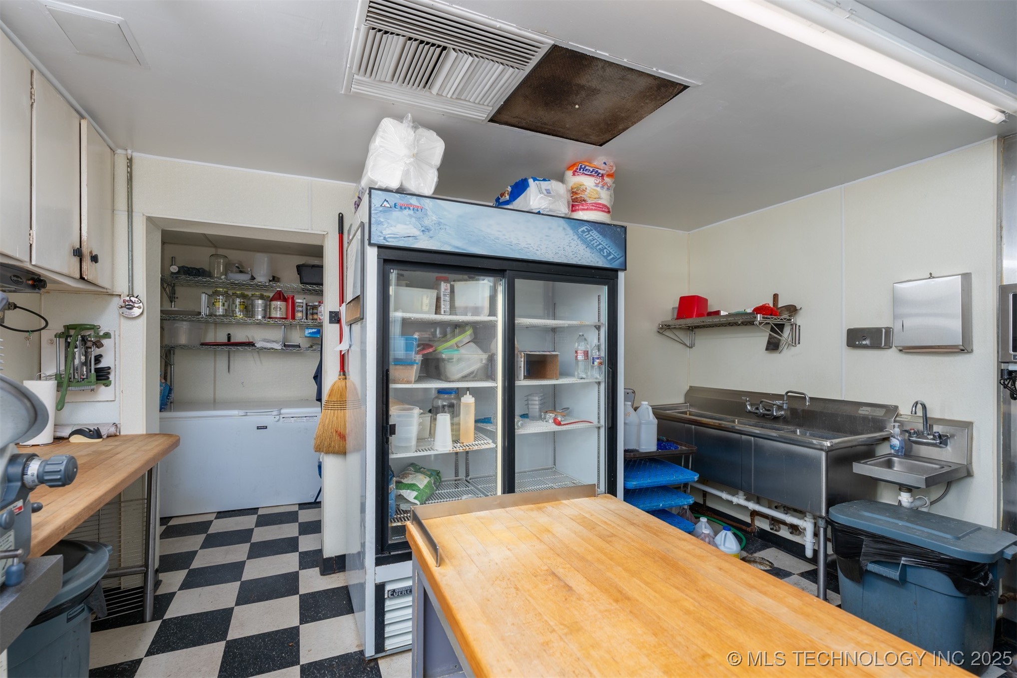 200 N Broadway Street Property Photo 10