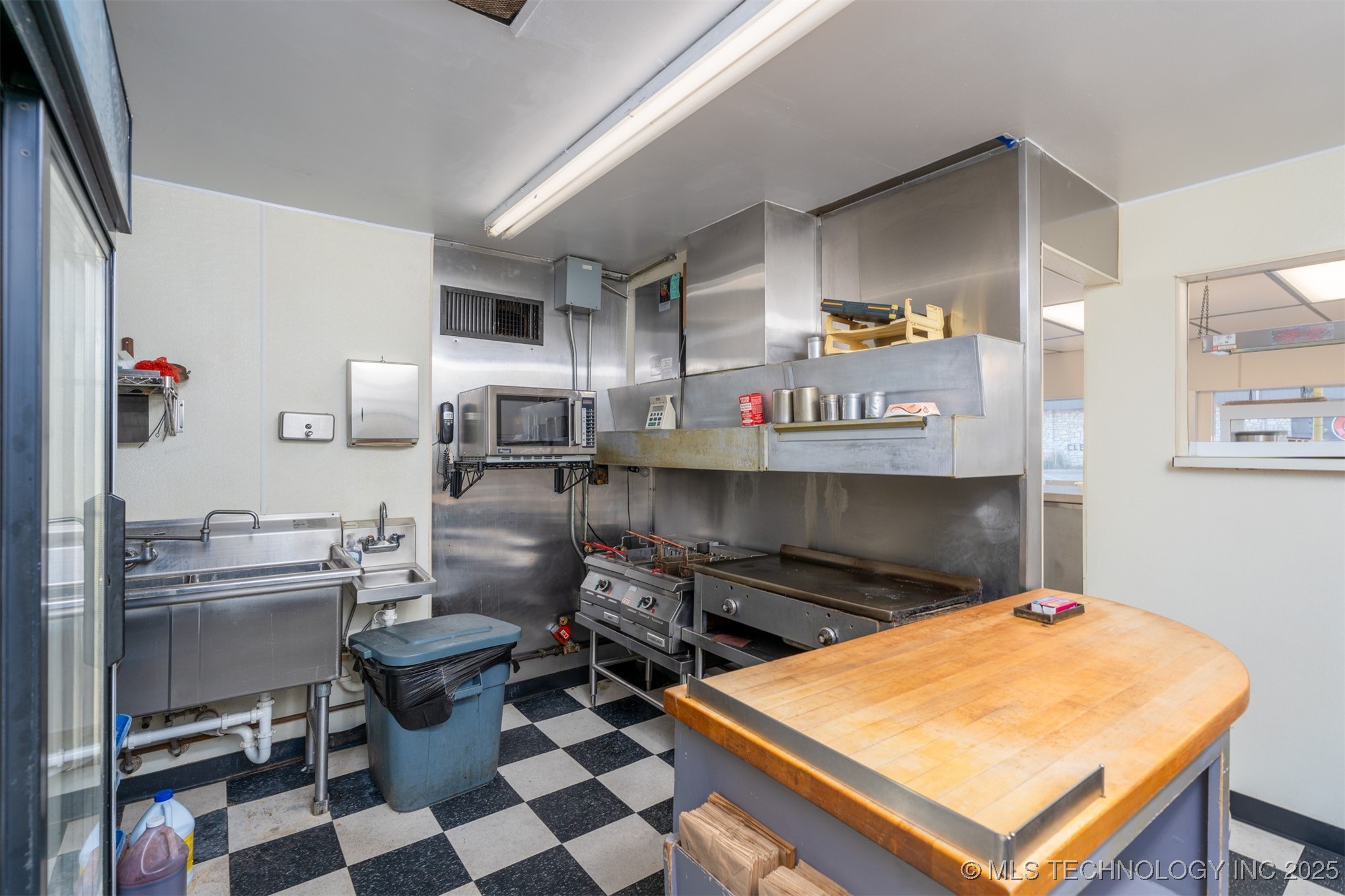 200 N Broadway Street Property Photo 11