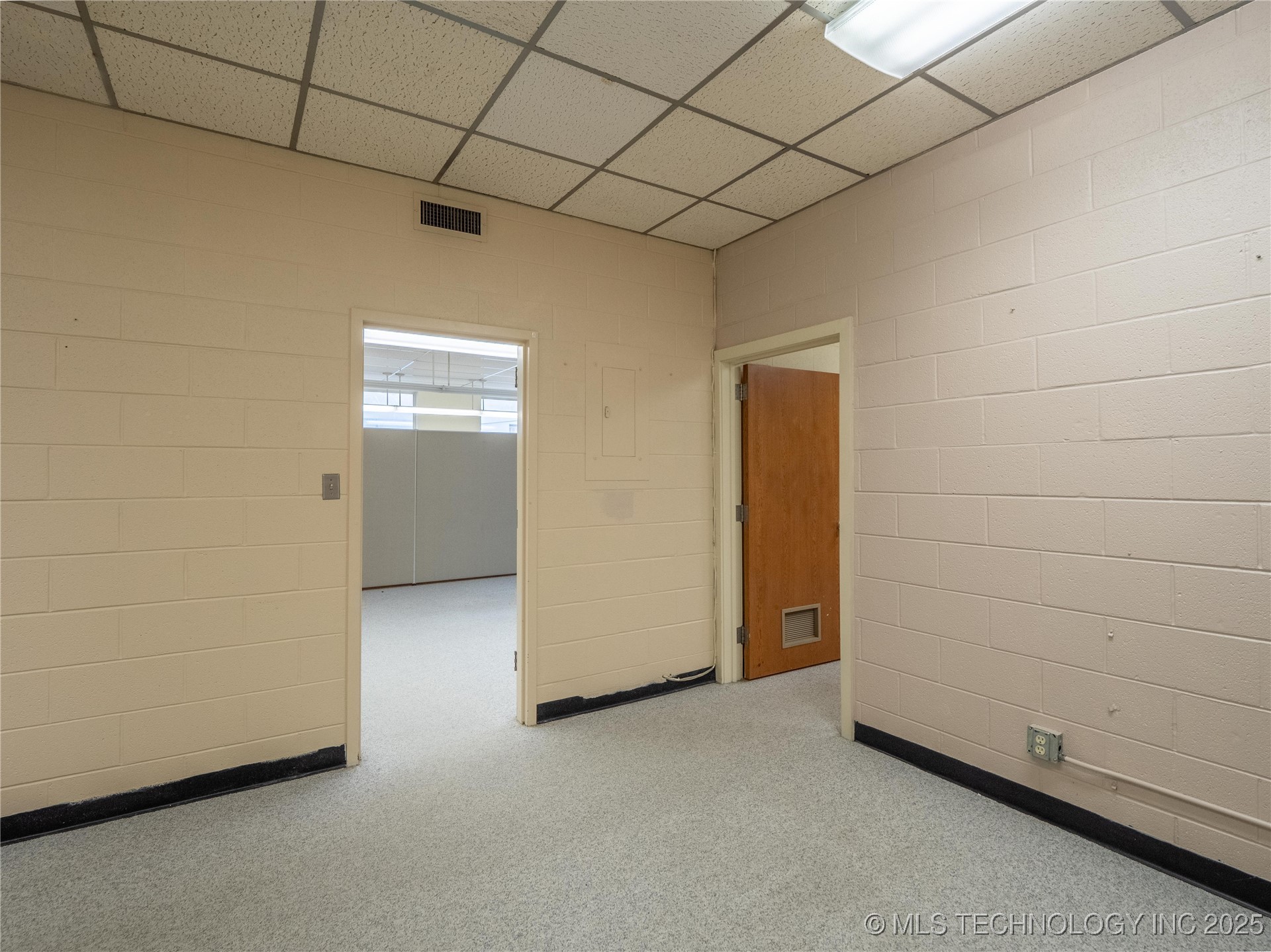 10 E Washington Avenue Property Photo 9