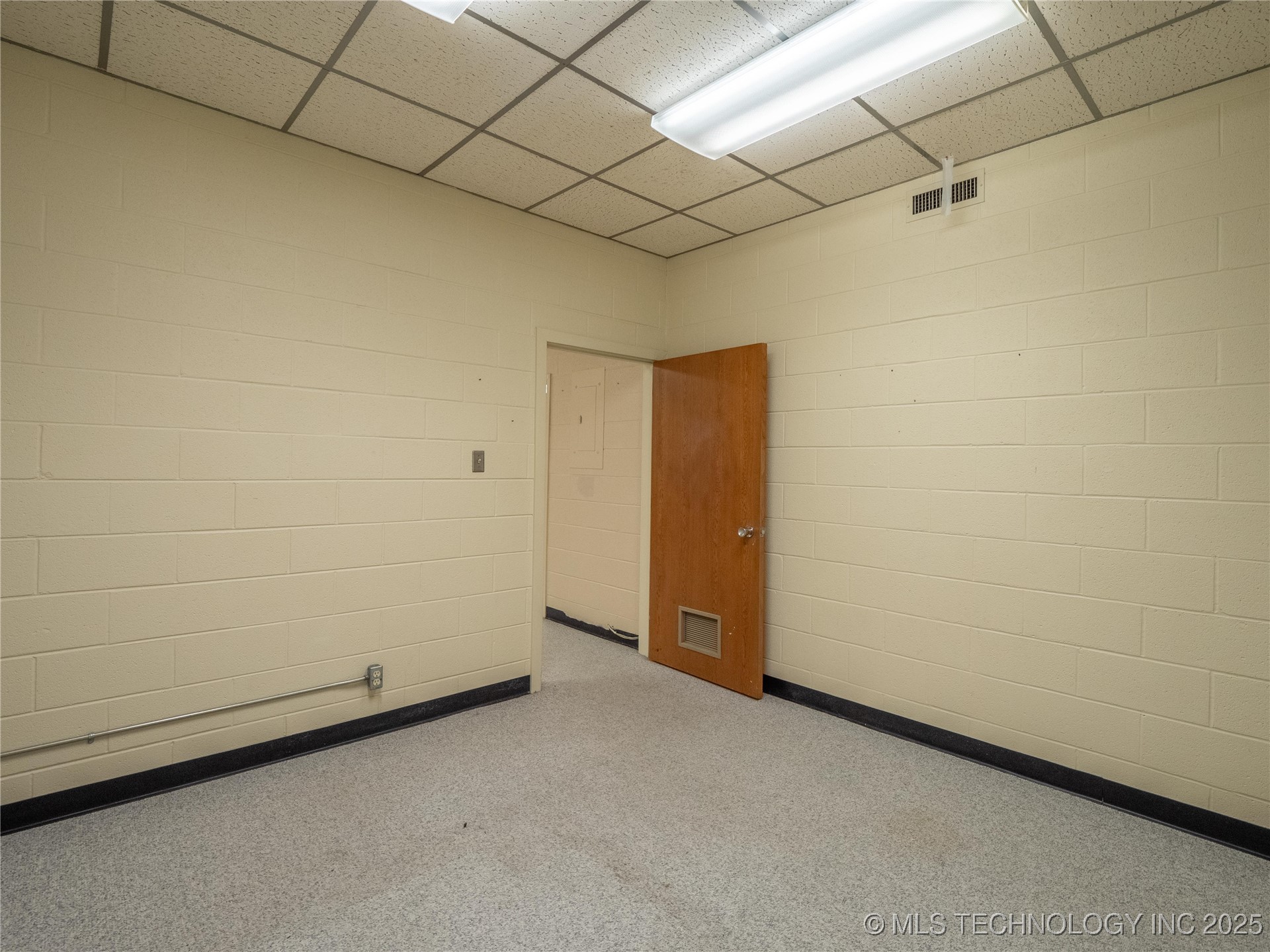 10 E Washington Avenue Property Photo 16