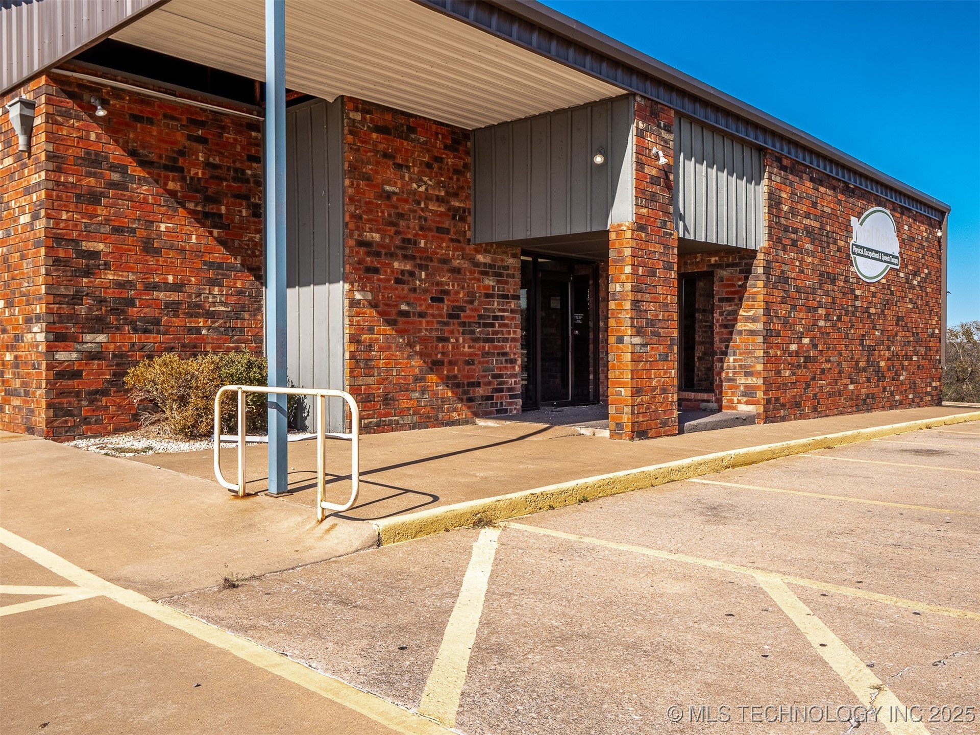 1029 E Washington Property Photo 3