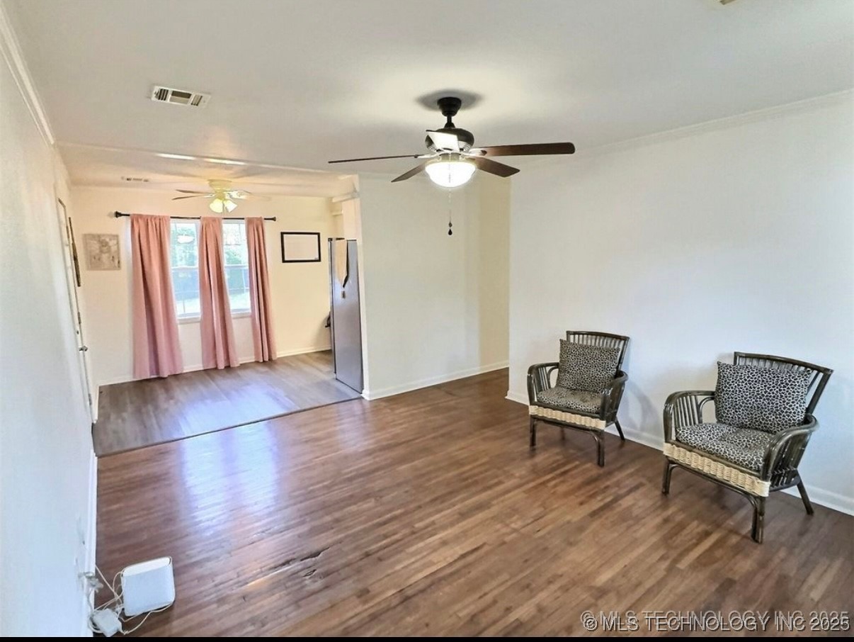 305 E Elm Street Property Photo 2