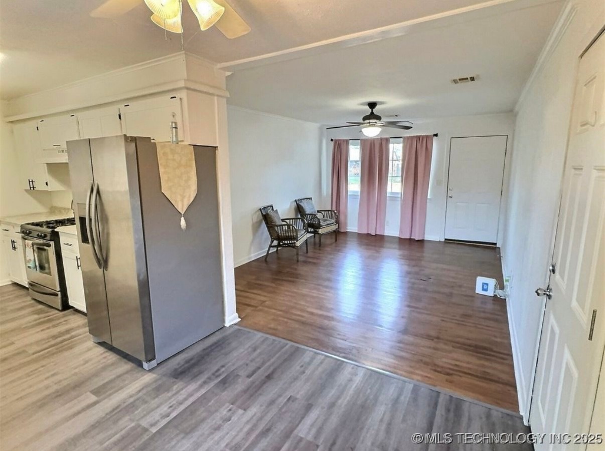 305 E Elm Street Property Photo 3