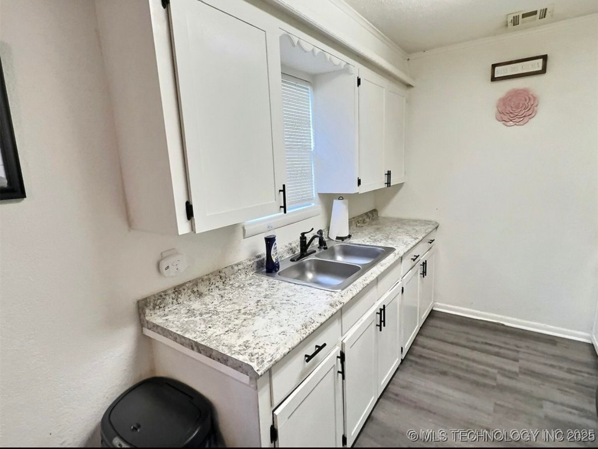 305 E Elm Street Property Photo 5