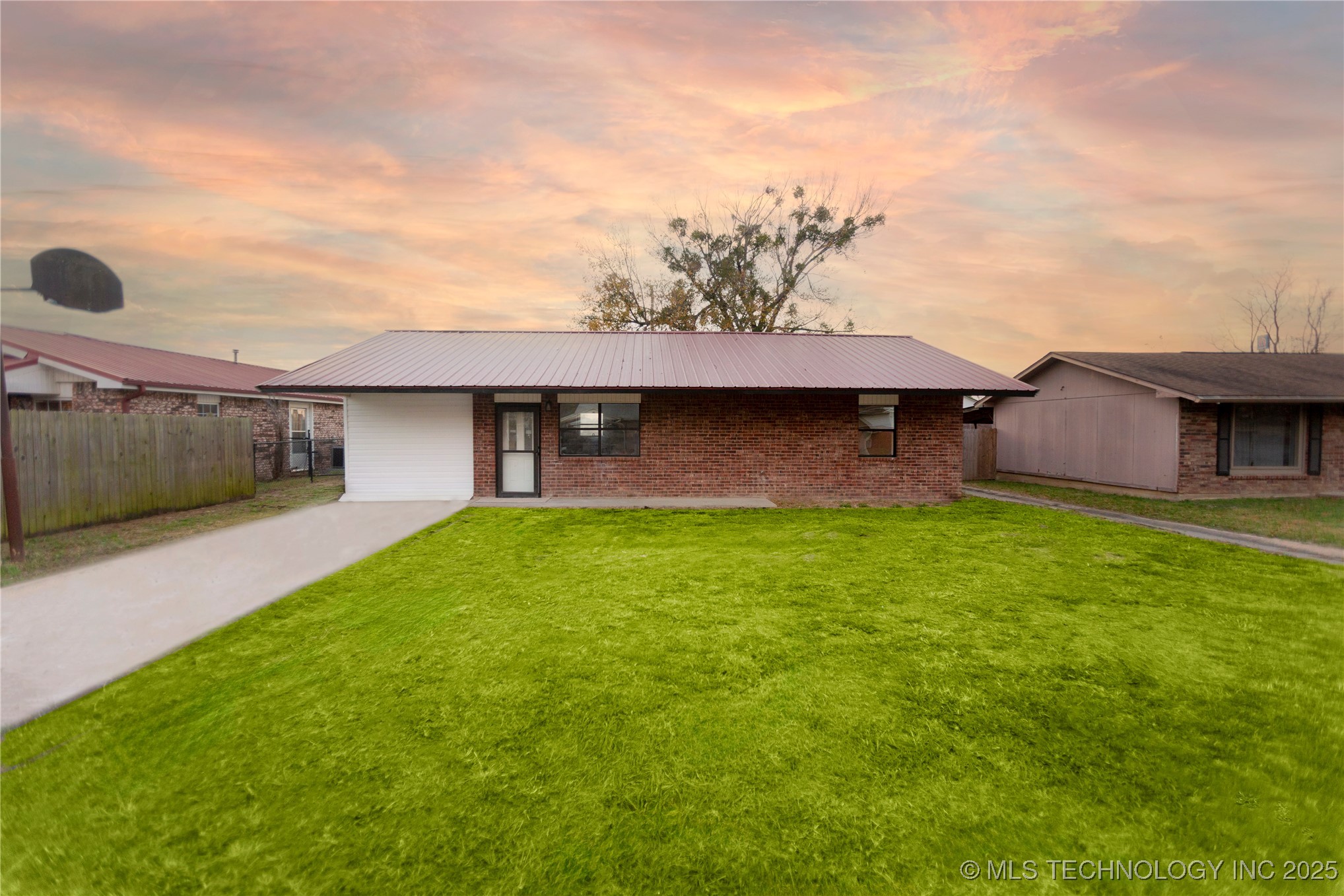 715 NW Bocci Drive Property Photo 1