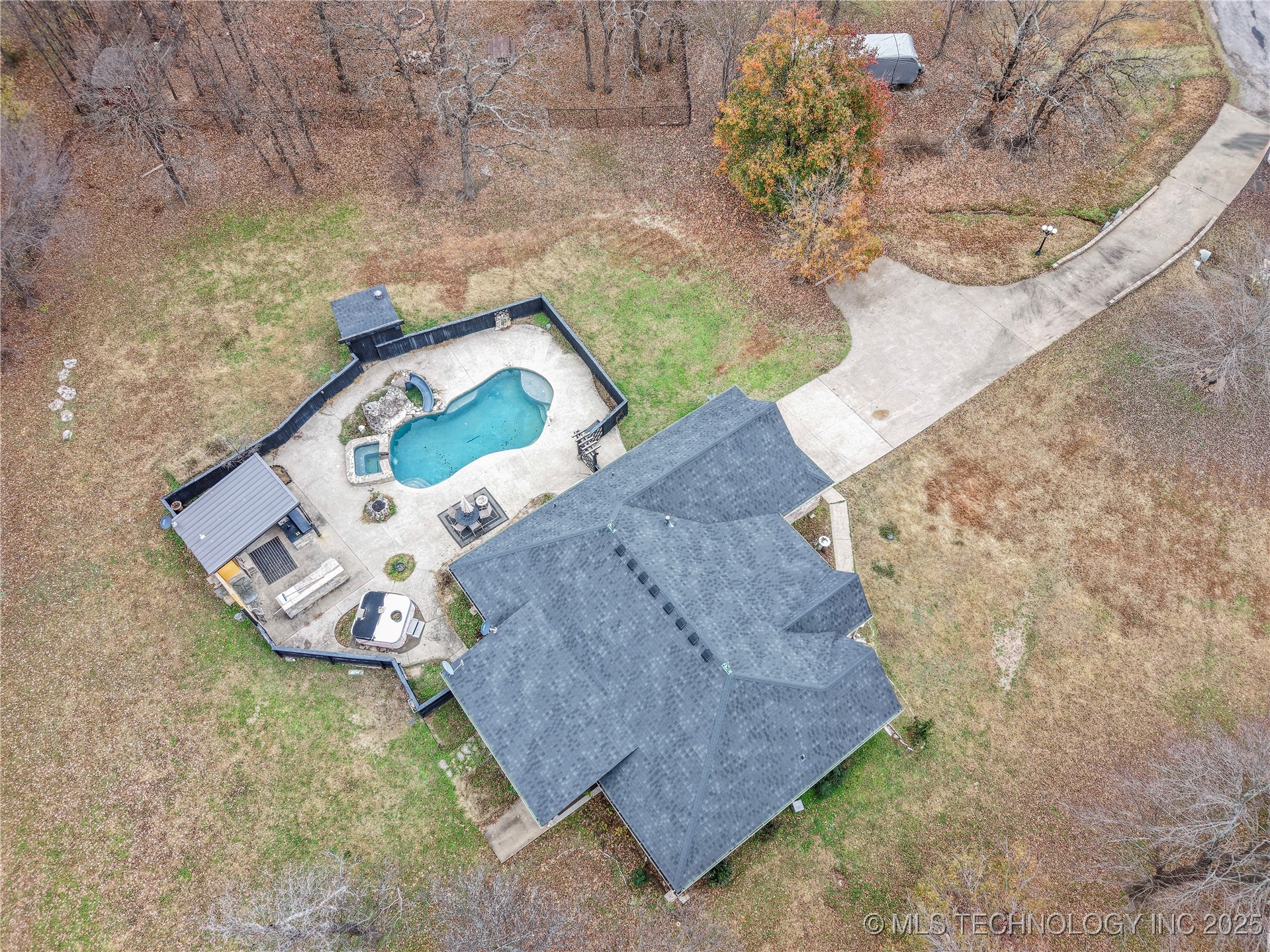 5117 Woodland Drive Property Photo 3