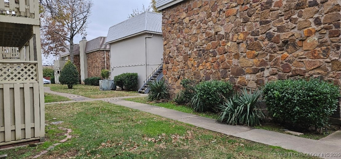 6712 S Lewis Avenue 103 Property Photo 2