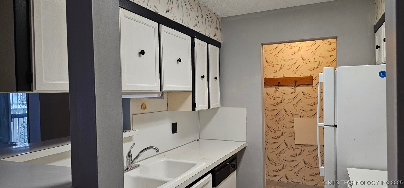 6716 S Lewis Avenue 604 Property Photo 2