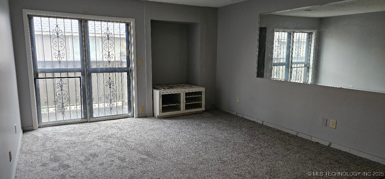 6716 S Lewis Avenue 604 Property Photo 3