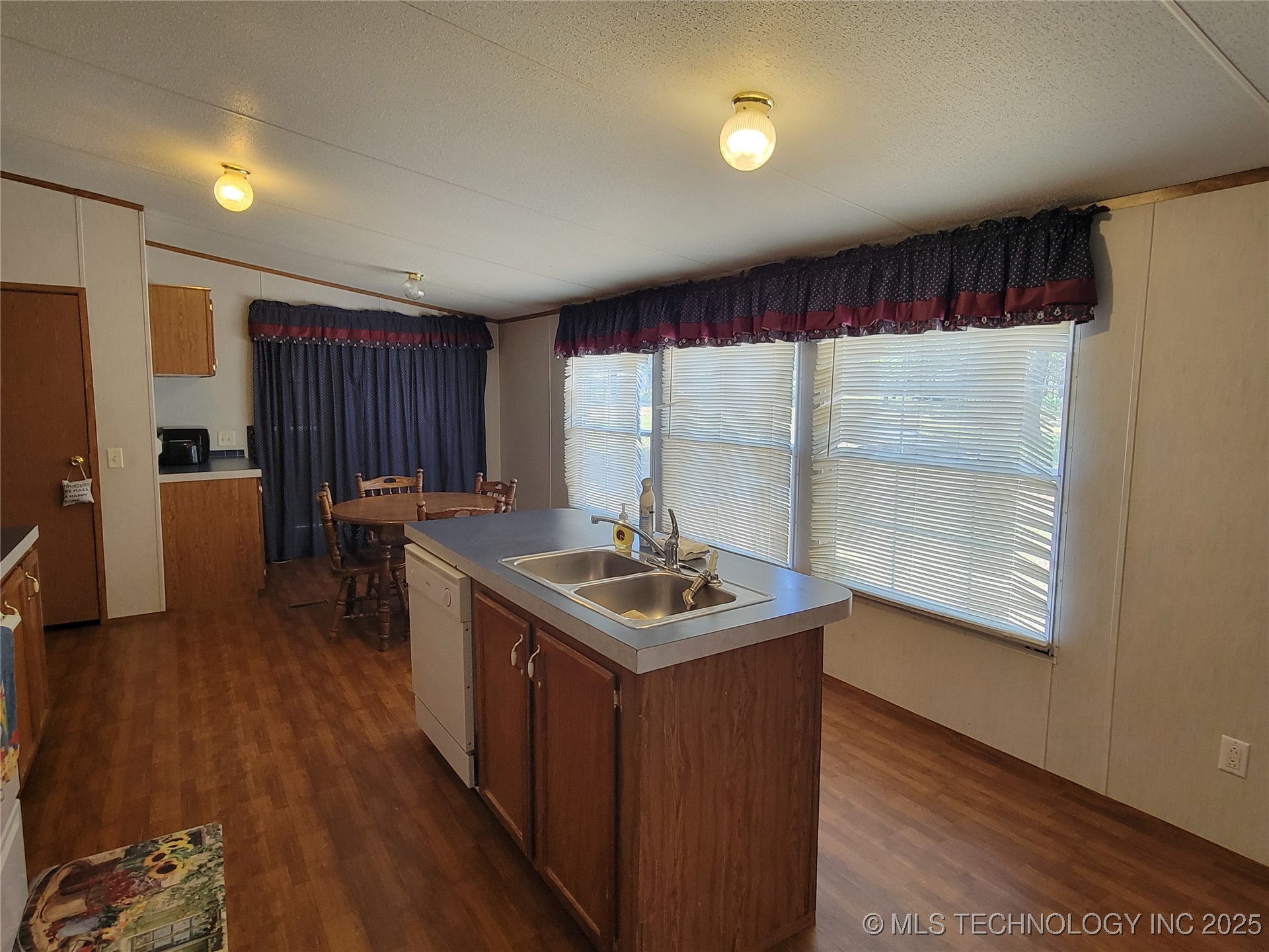 102 James Thomas Property Photo 18