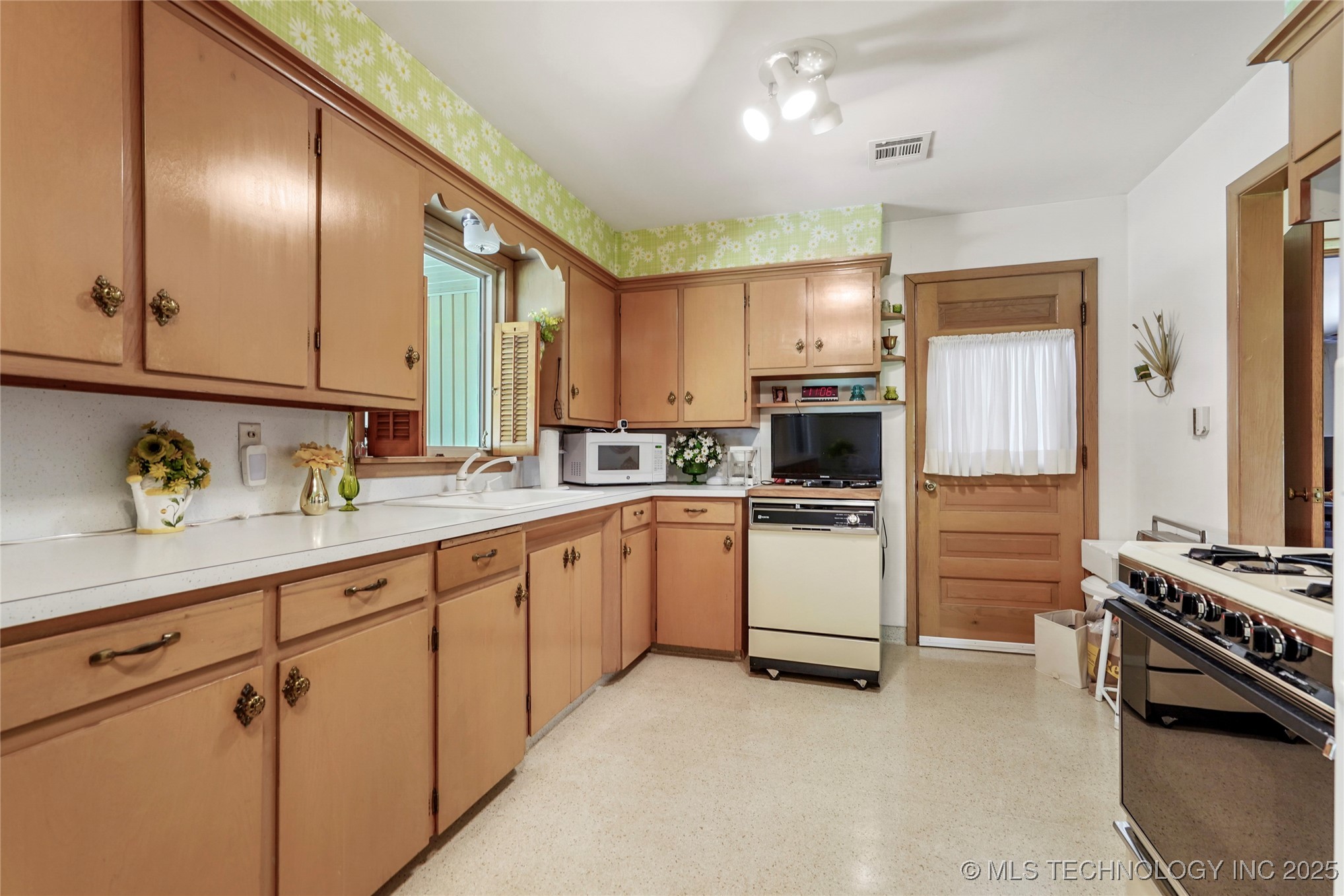 543 S 89th East Avenue Property Photo 17