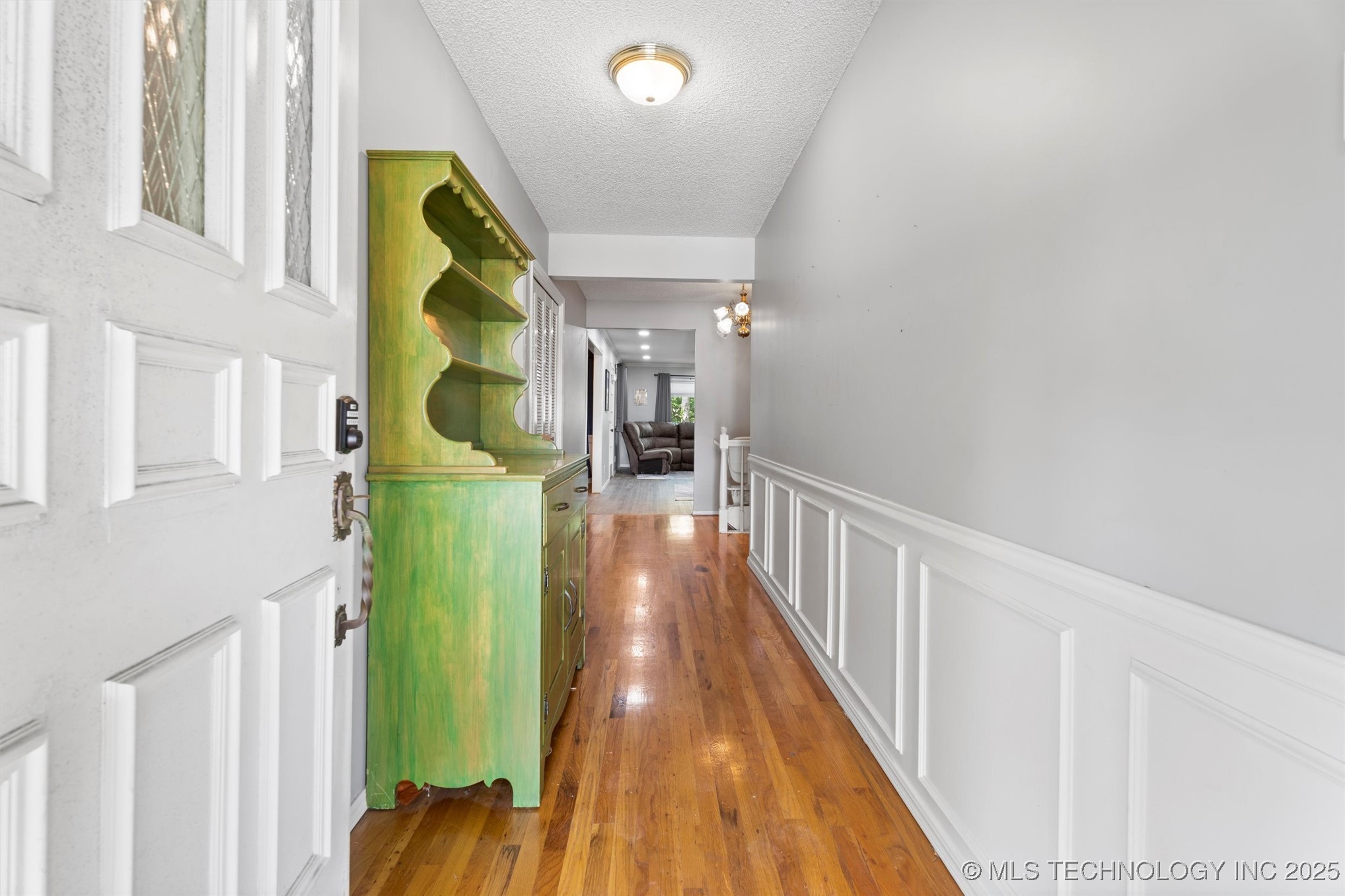 633 Kenwood Drive Property Photo 2