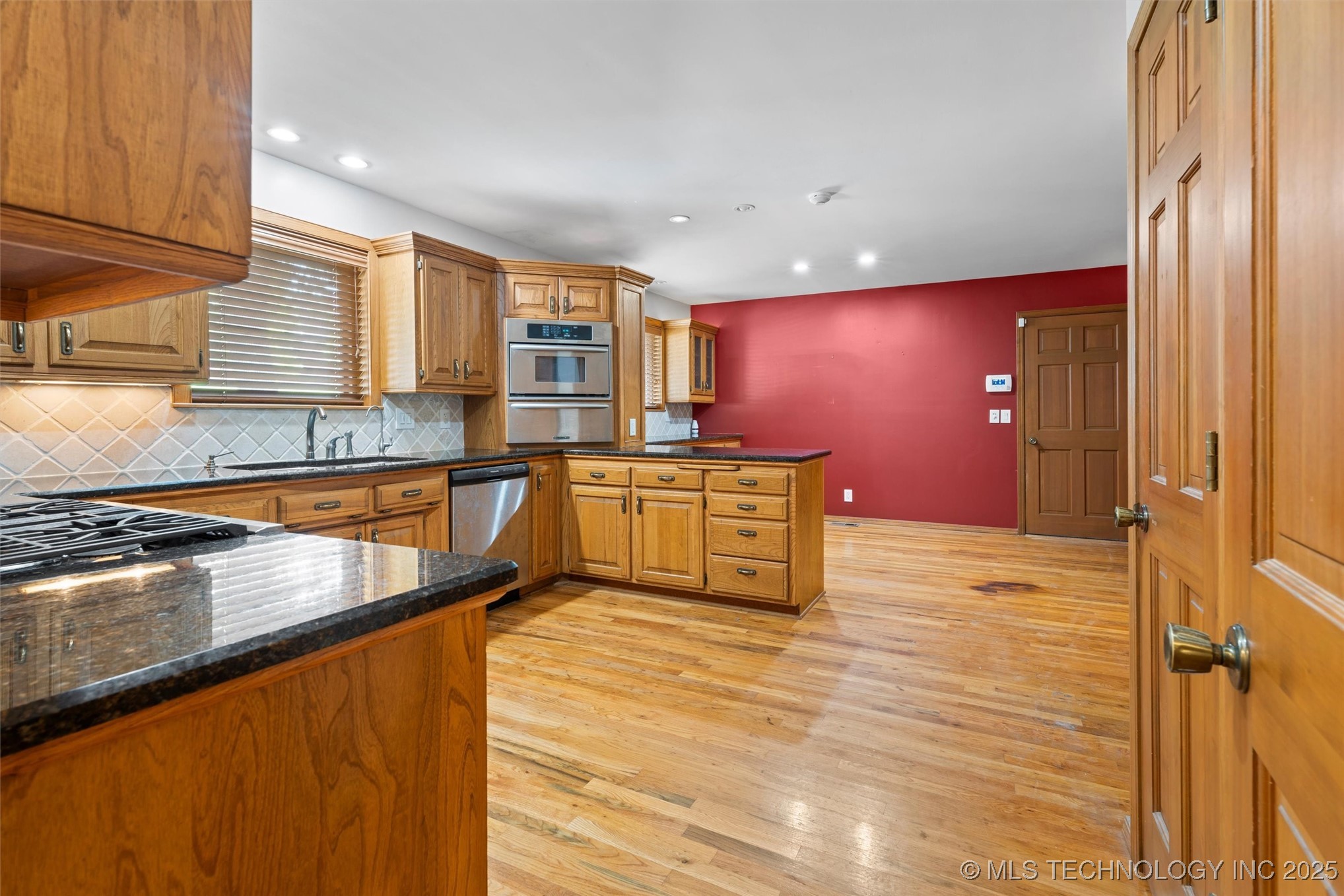 633 Kenwood Drive Property Photo 3