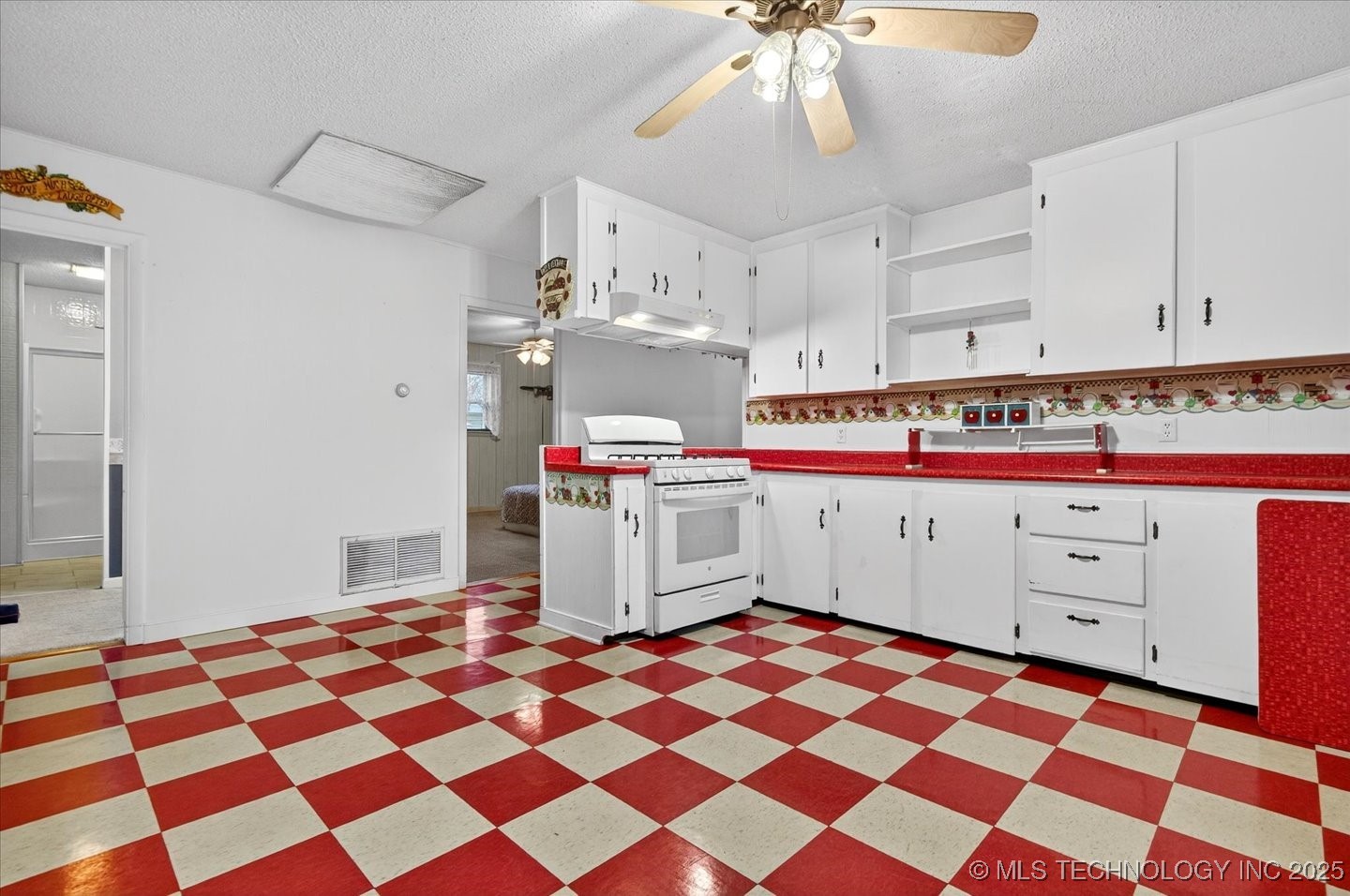 715 S Hickory Street Property Photo 8