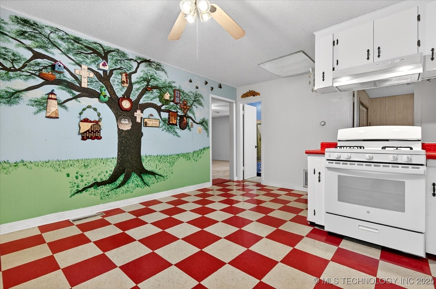 715 S Hickory Street Property Photo 9