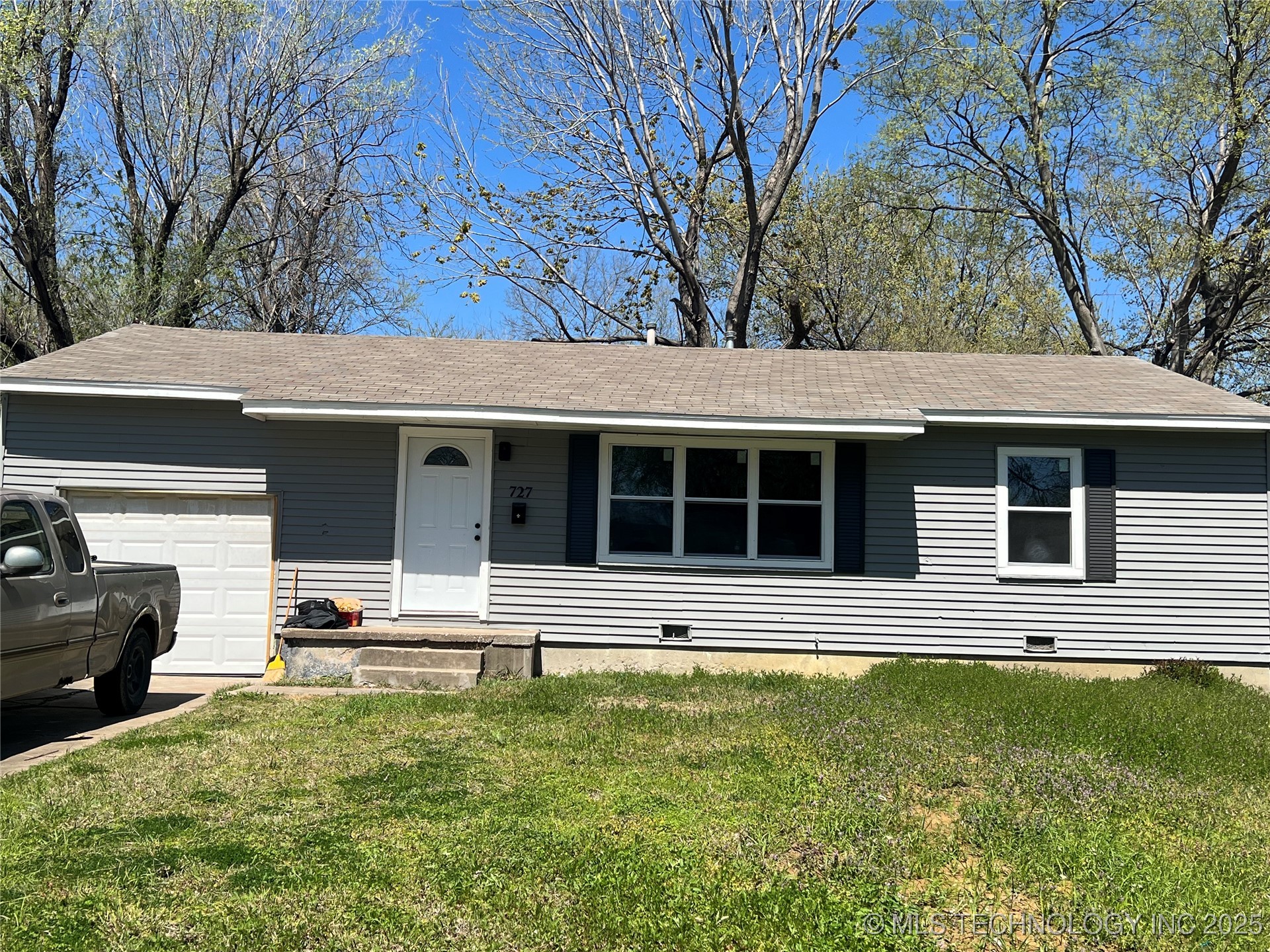 727 E 33rd Street N Property Photo 1