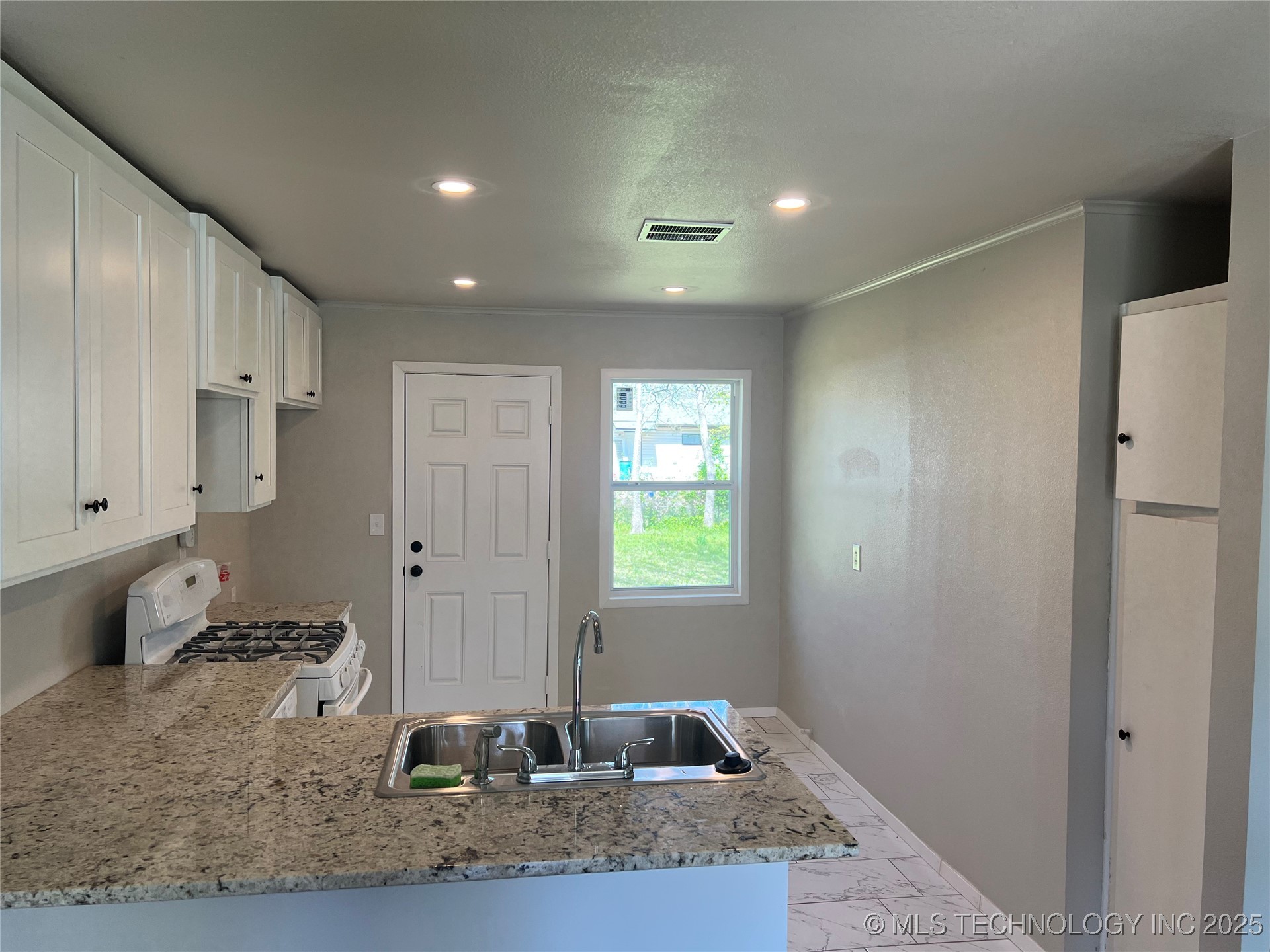 727 E 33rd Street N Property Photo 2