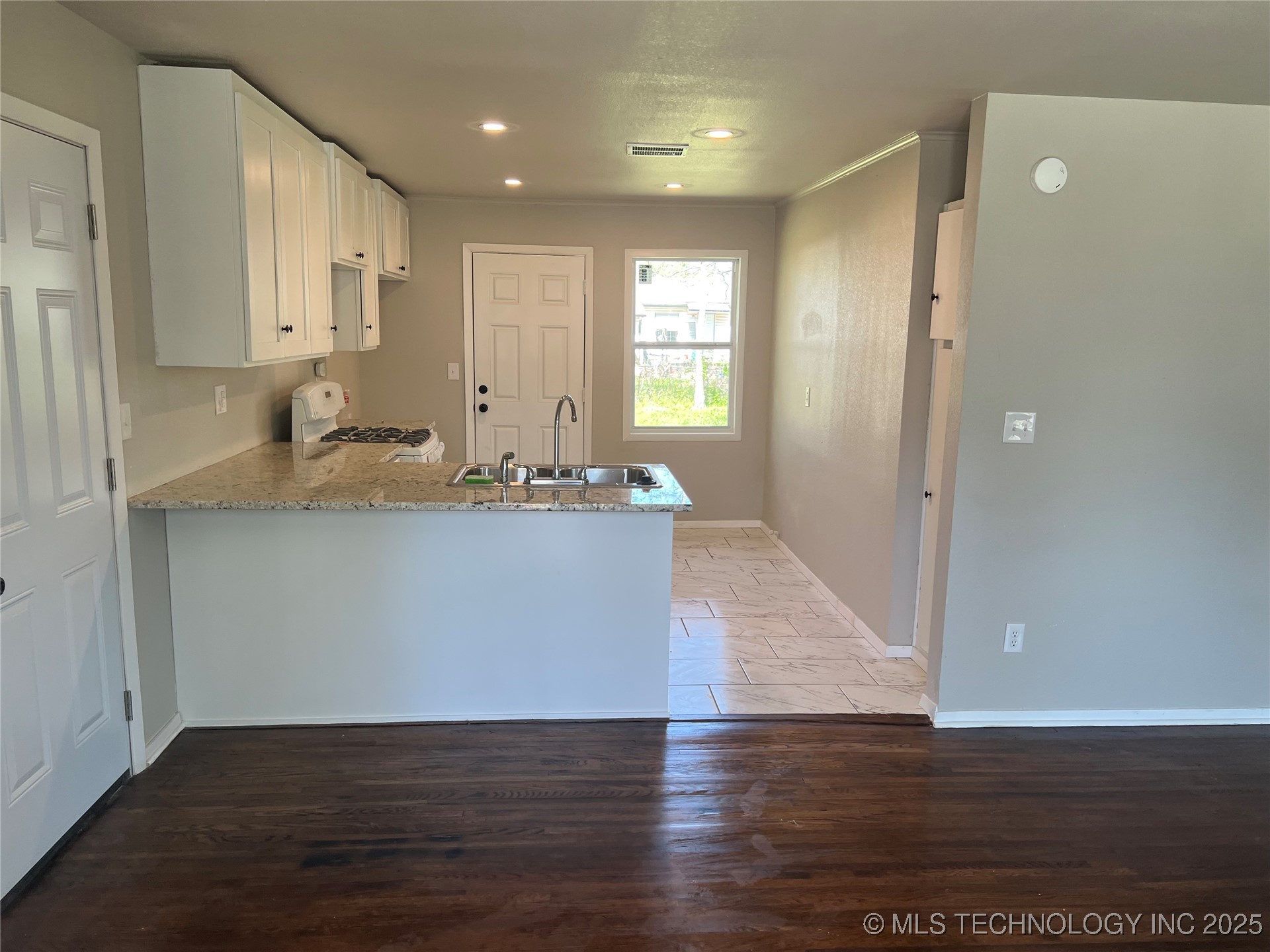 727 E 33rd Street N Property Photo 3