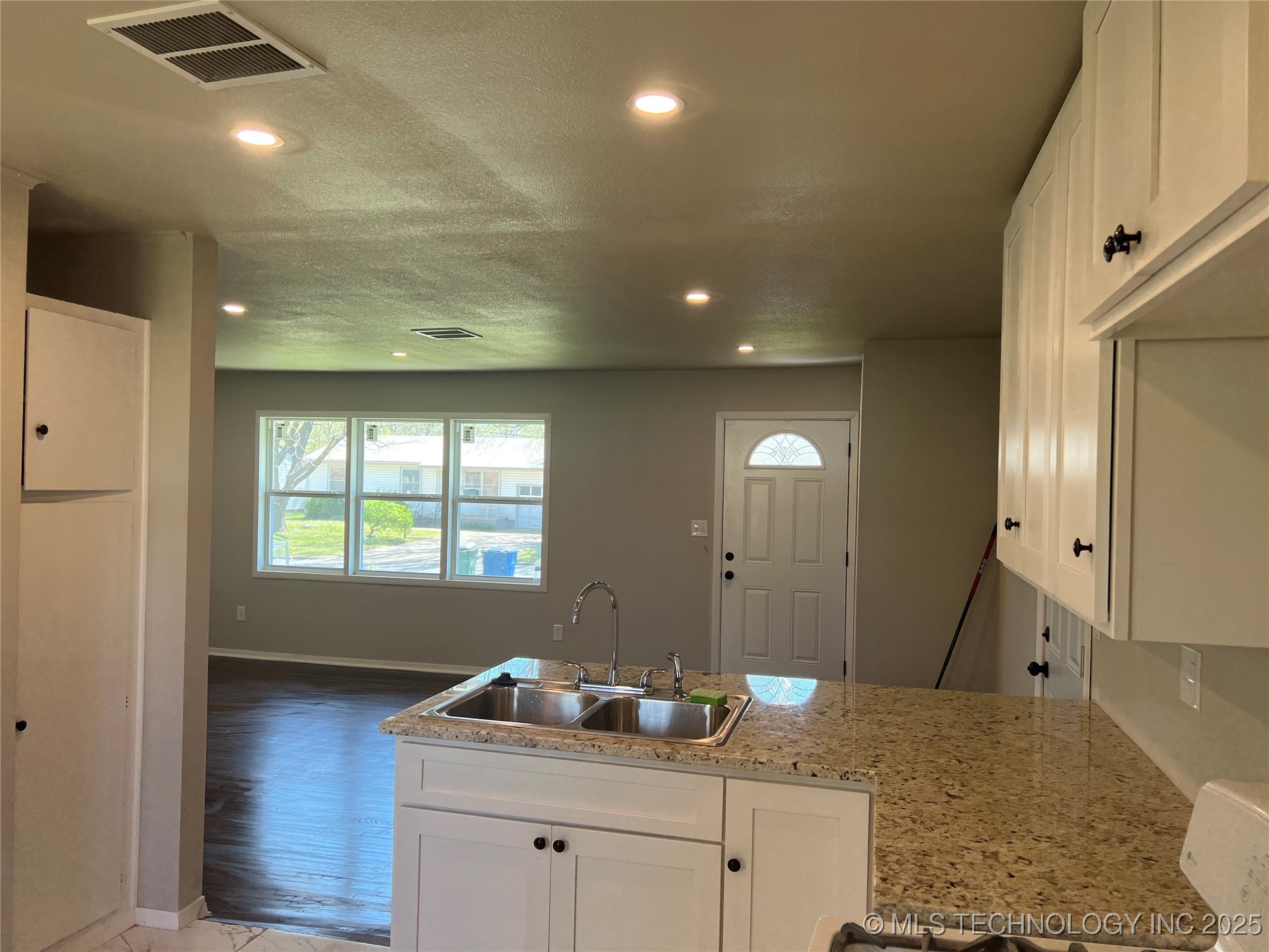 727 E 33rd Street N Property Photo 4