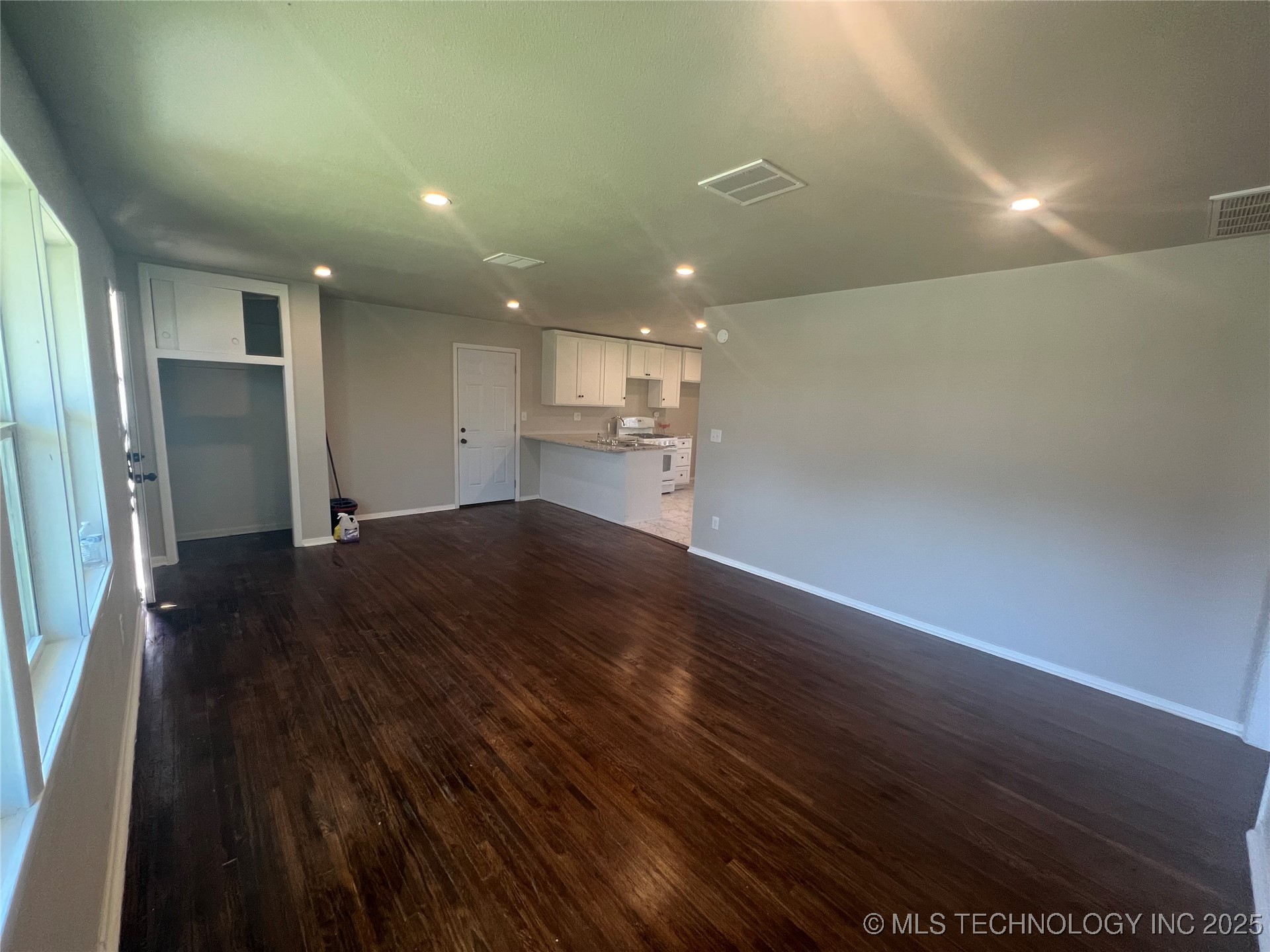 727 E 33rd Street N Property Photo 6