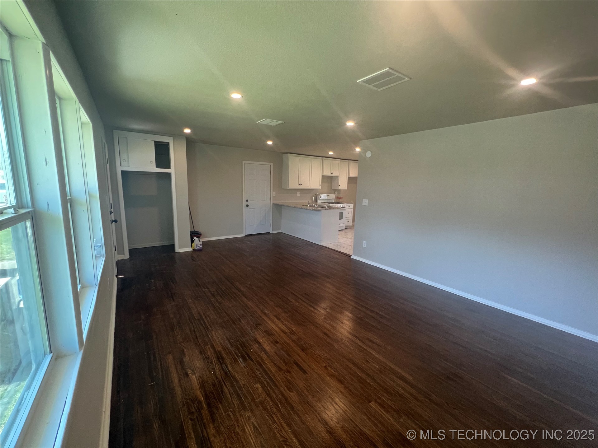 727 E 33rd Street N Property Photo 7