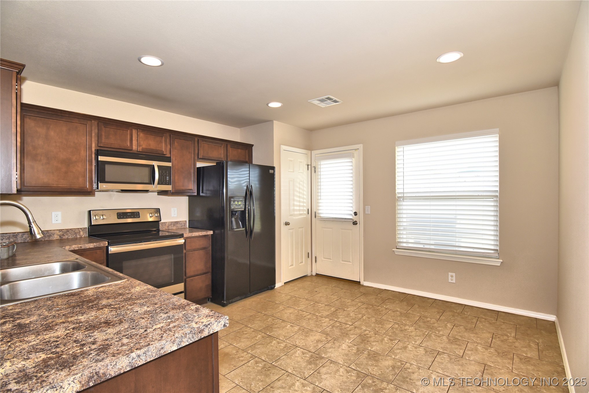 6709 N 128 East Avenue Property Photo 8