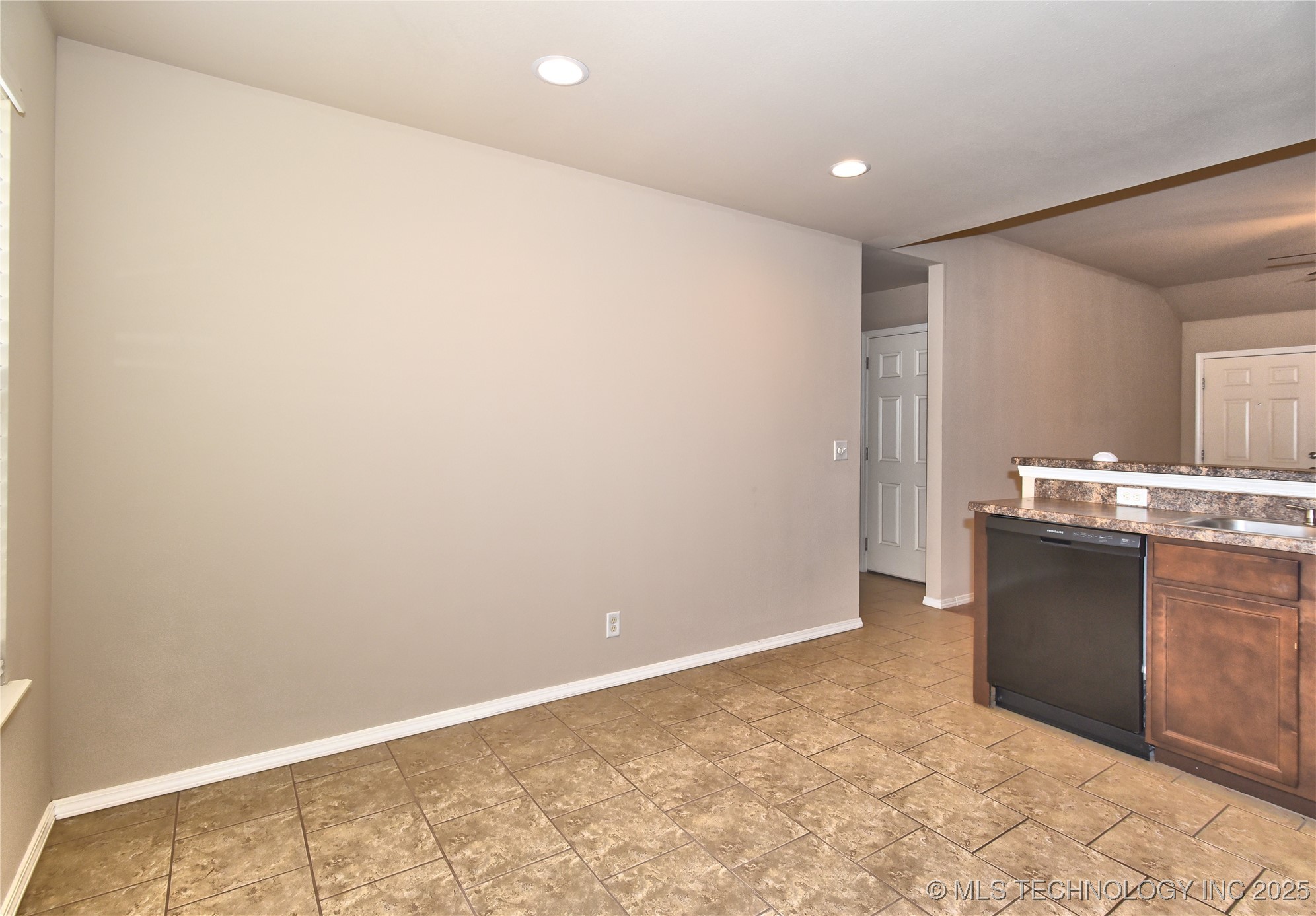 6709 N 128 East Avenue Property Photo 10