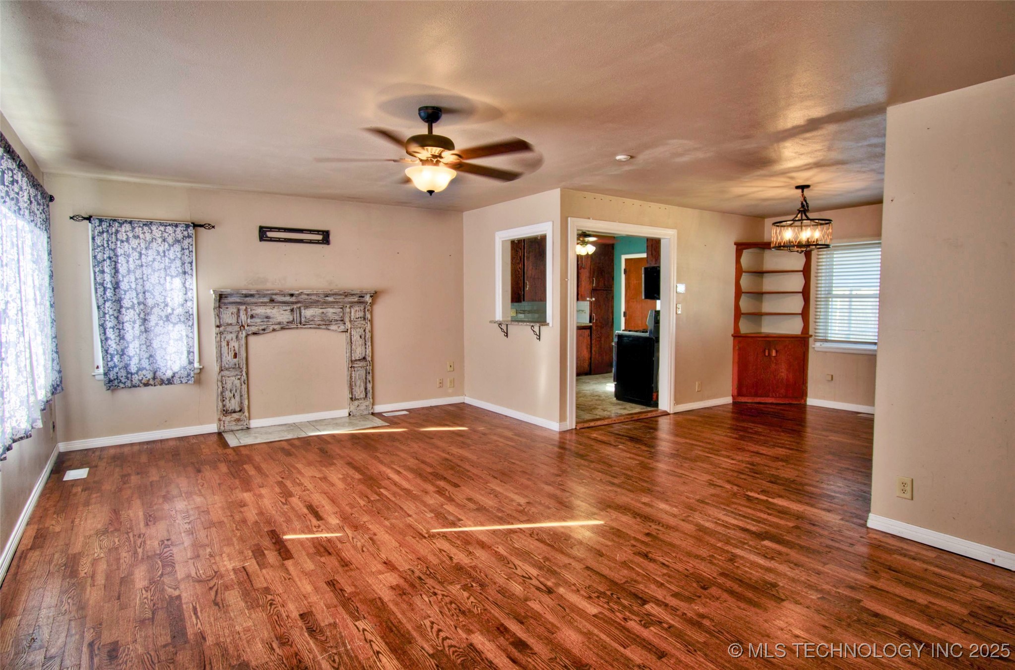 2500 Elmira St Property Photo 4