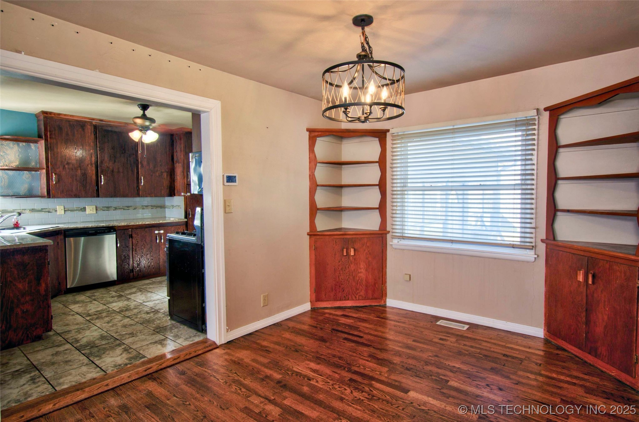 2500 Elmira St Property Photo 6