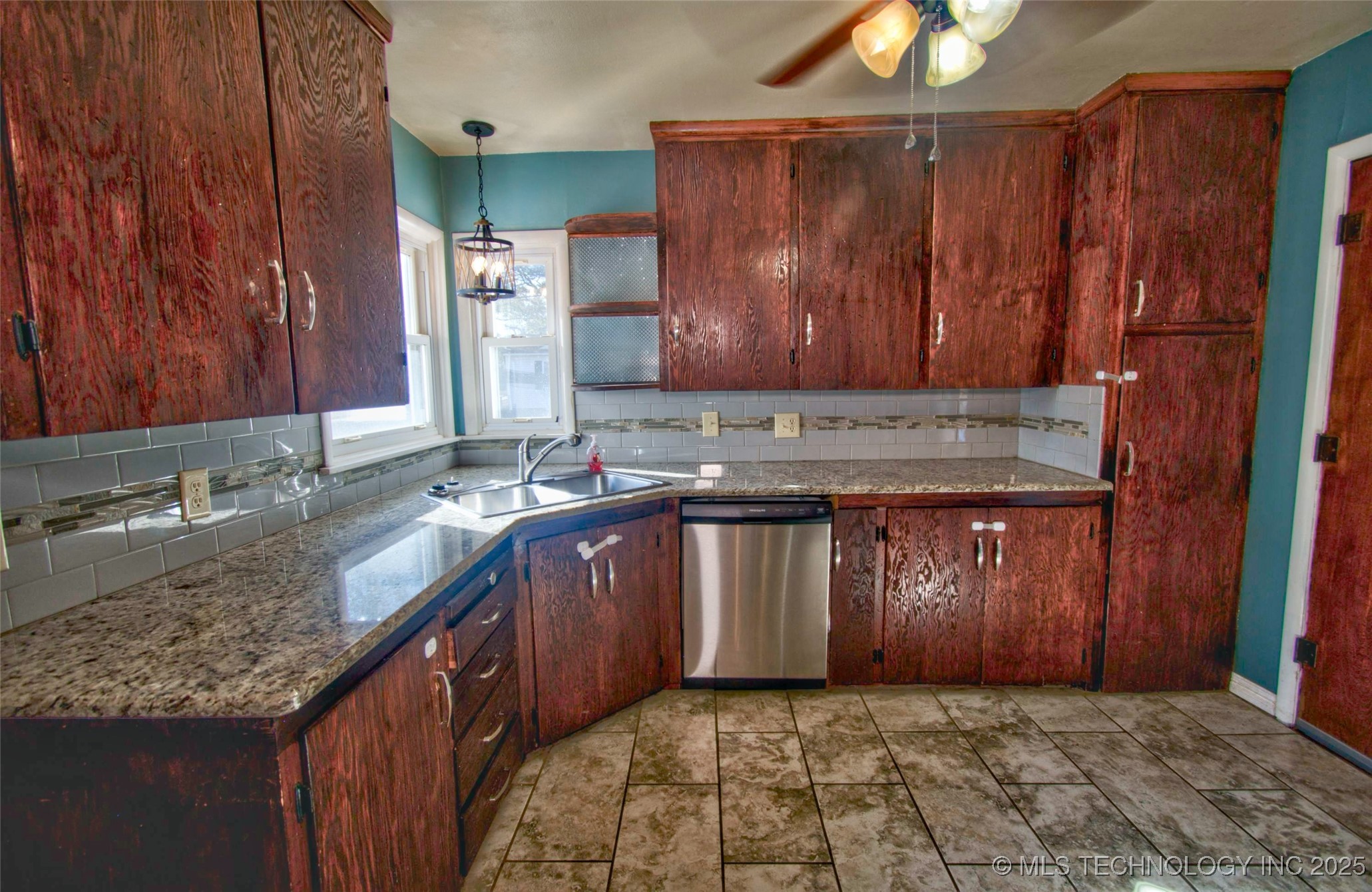 2500 Elmira St Property Photo 7