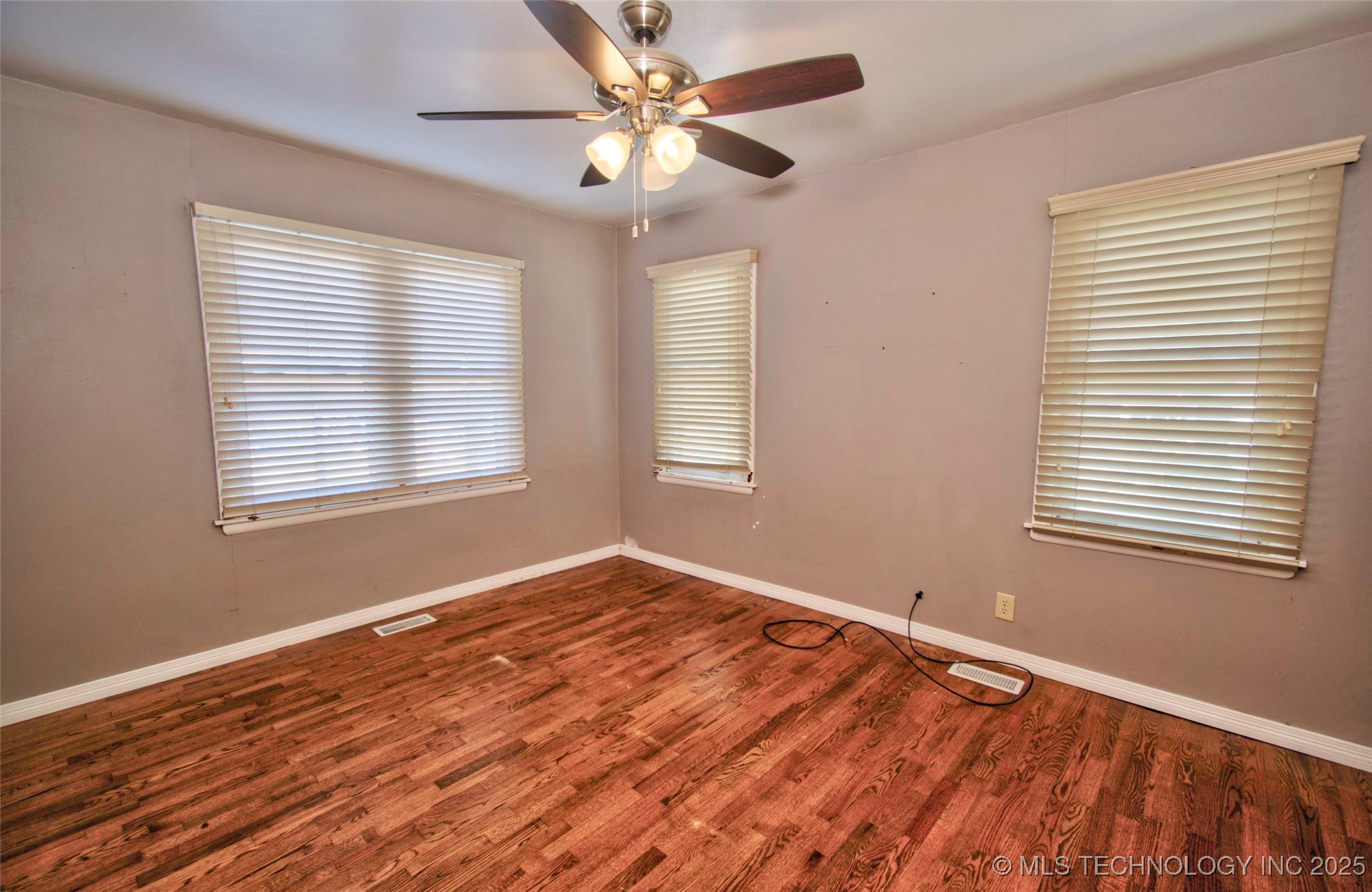 2500 Elmira St Property Photo 9