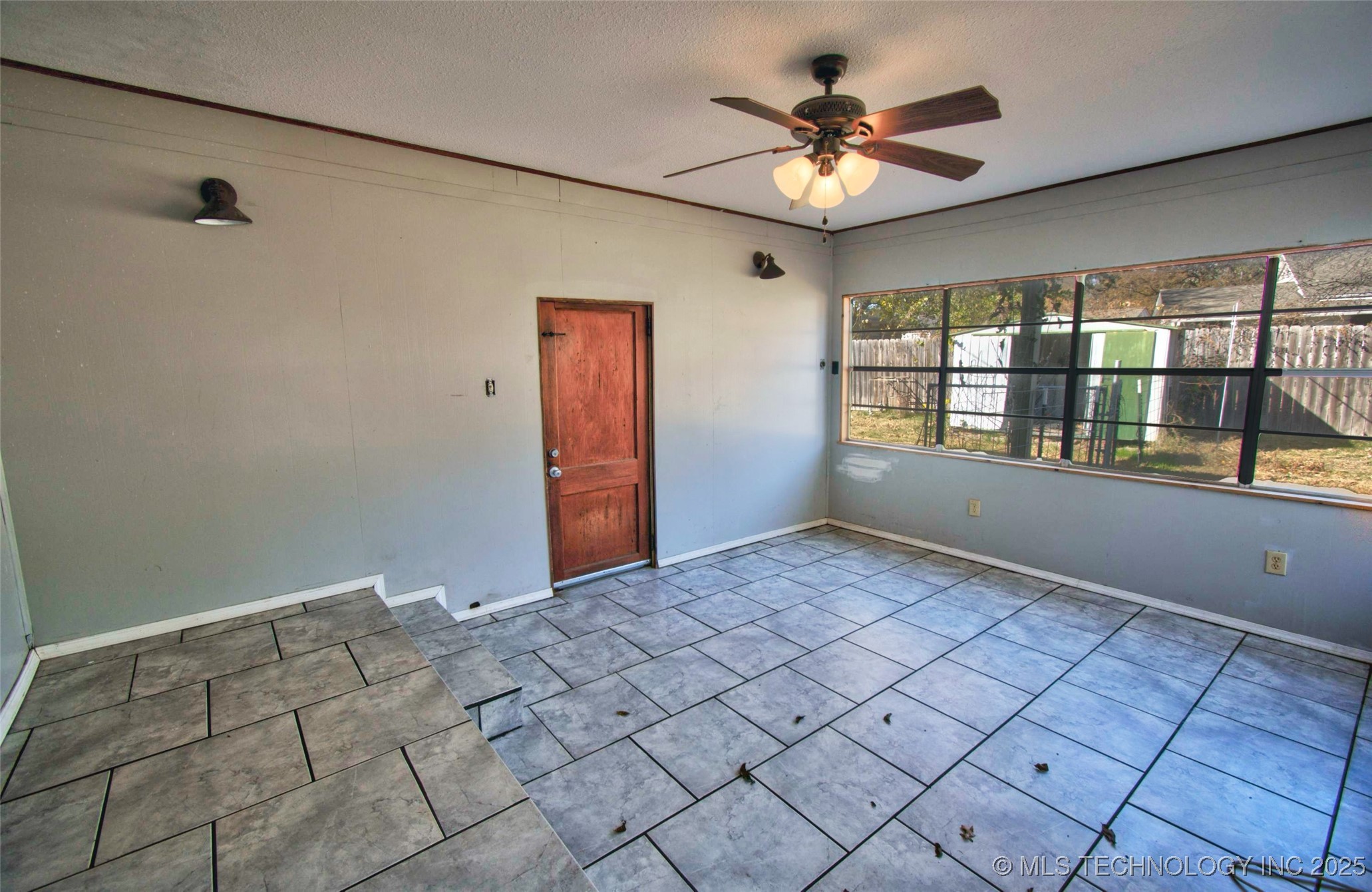 2500 Elmira St Property Photo 16