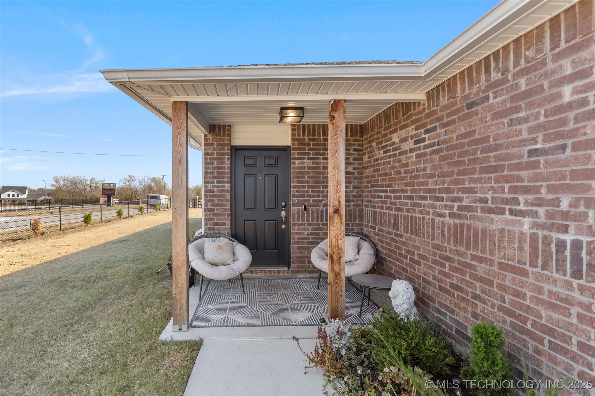 716 N Redbud Avenue Property Photo 3