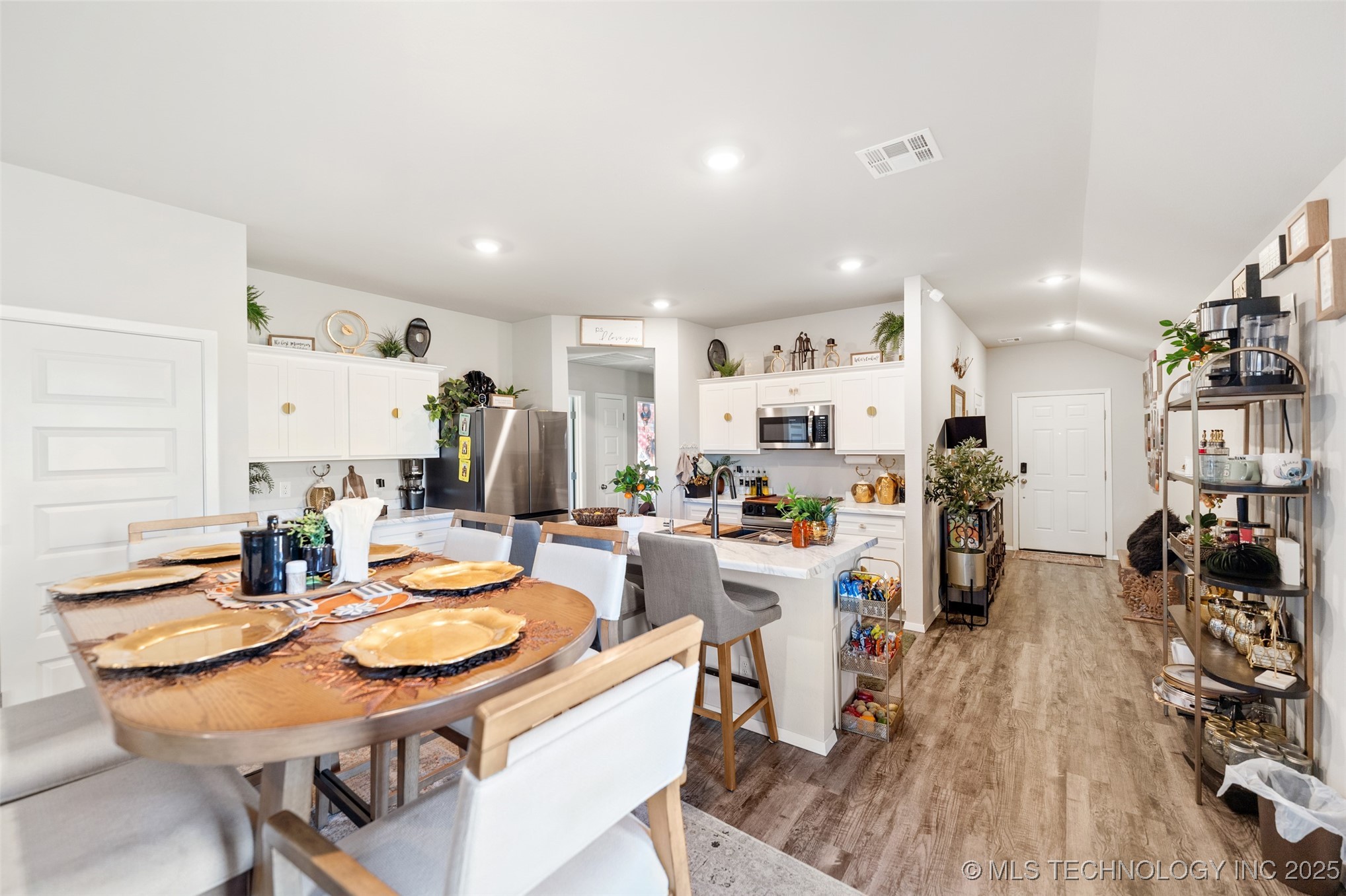 716 N Redbud Avenue Property Photo 4