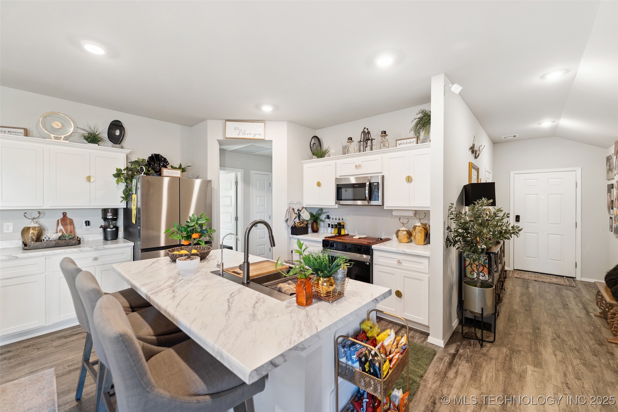 716 N Redbud Avenue Property Photo 5