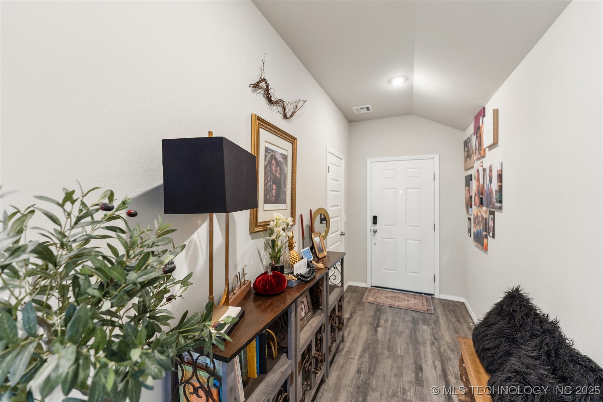 716 N Redbud Avenue Property Photo 6