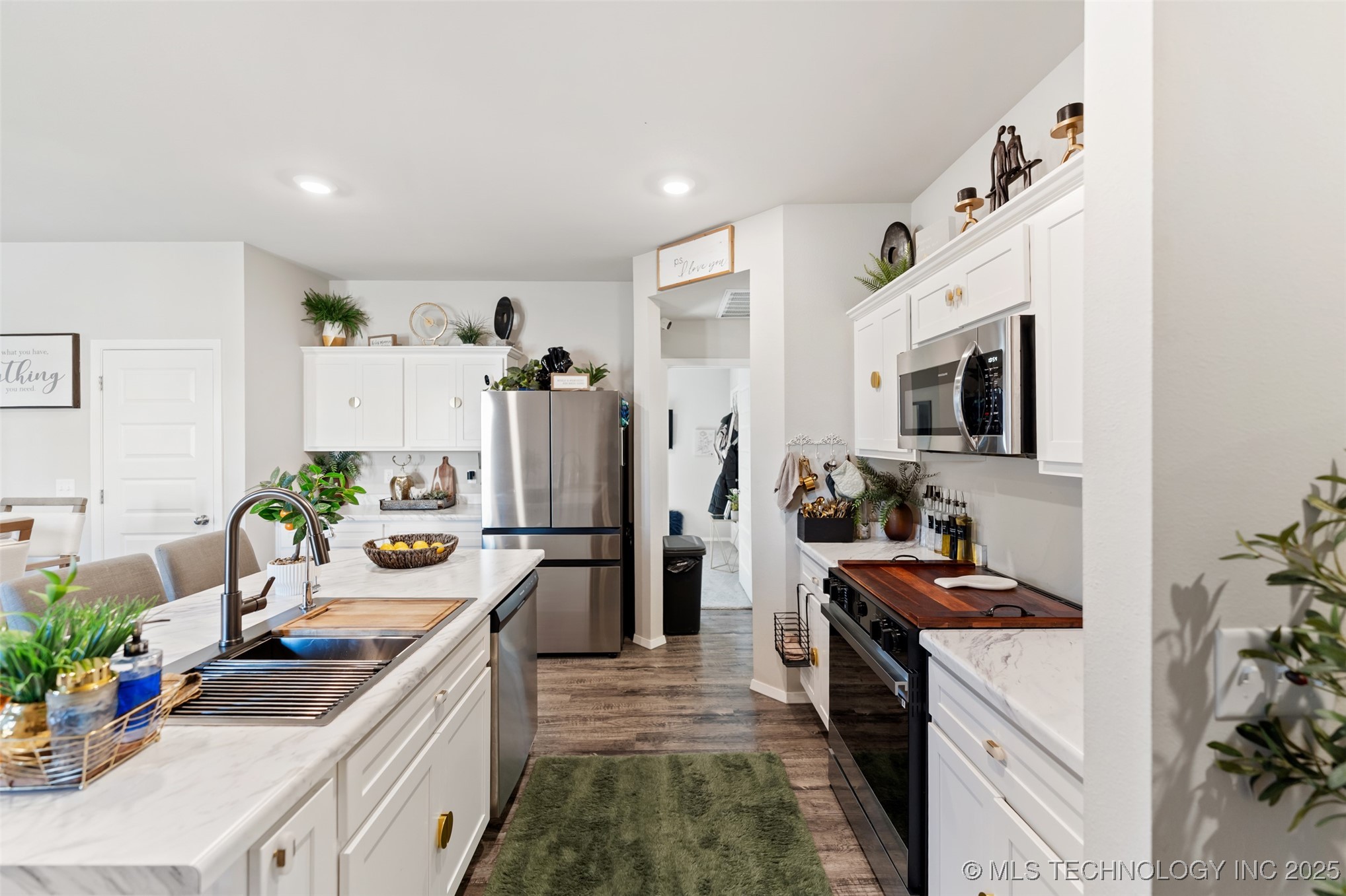 716 N Redbud Avenue Property Photo 7