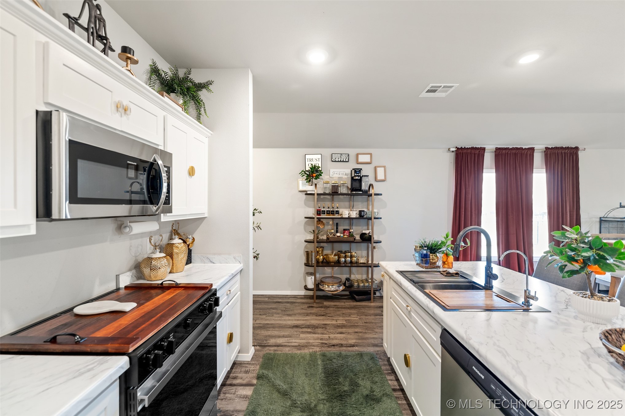 716 N Redbud Avenue Property Photo 8