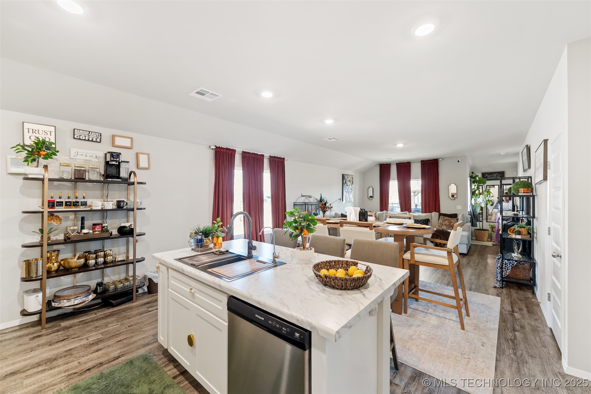 716 N Redbud Avenue Property Photo 9