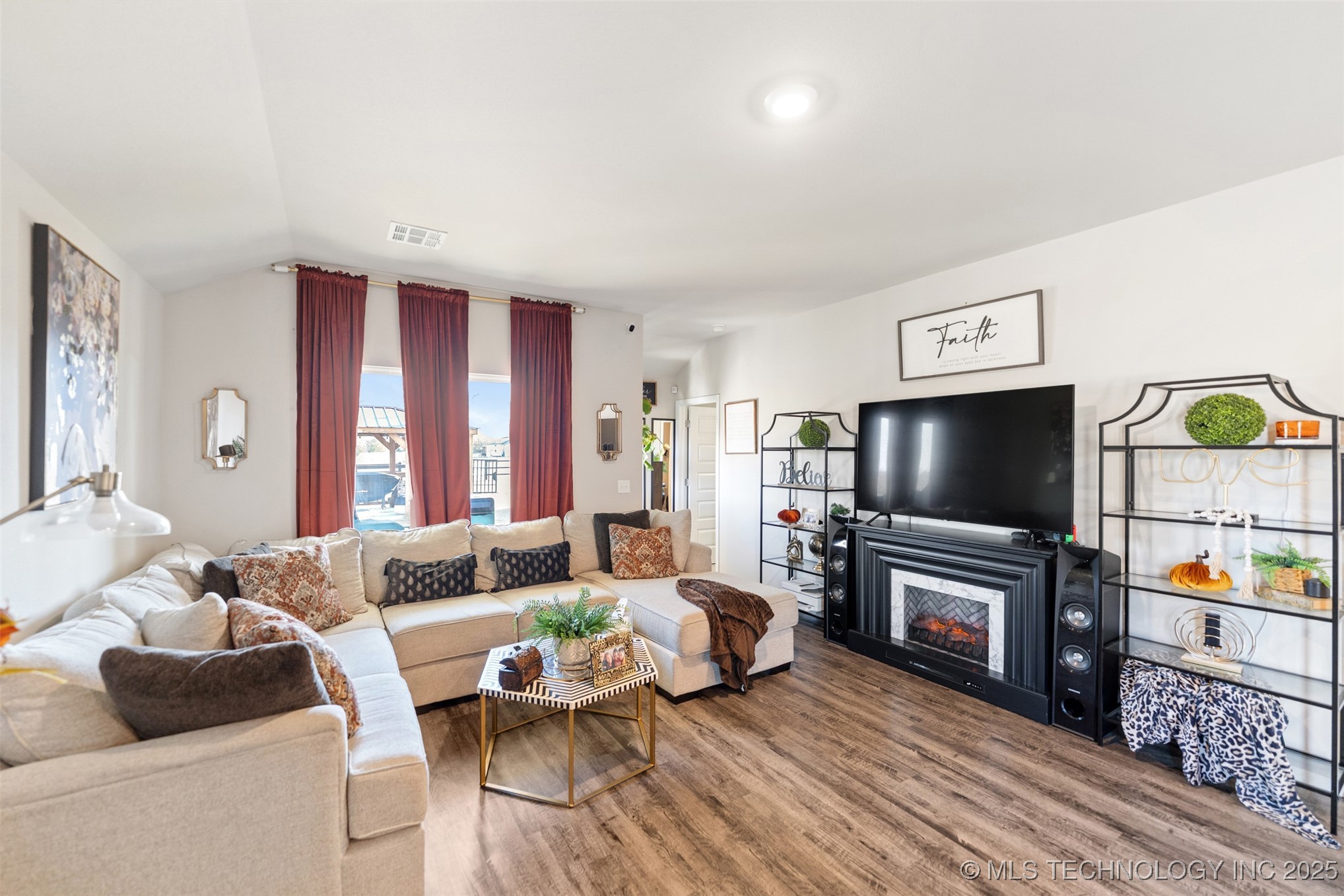 716 N Redbud Avenue Property Photo 11