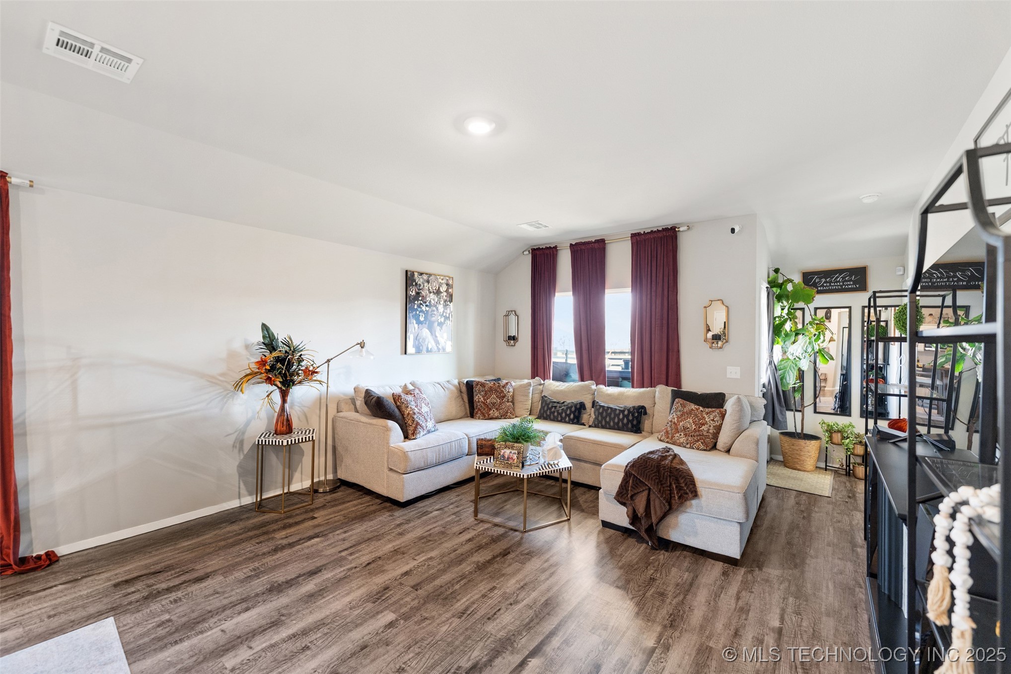 716 N Redbud Avenue Property Photo 12