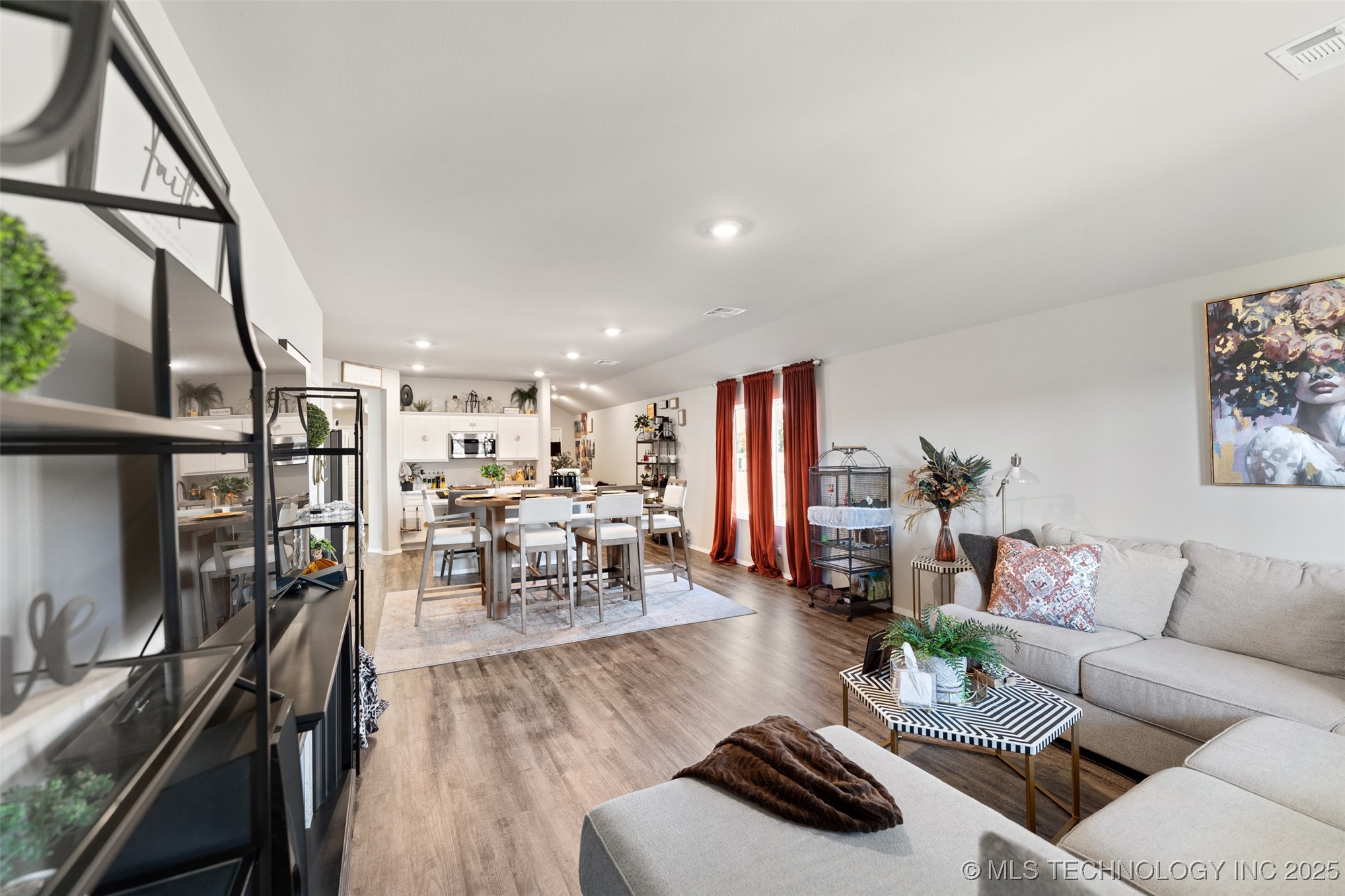 716 N Redbud Avenue Property Photo 13