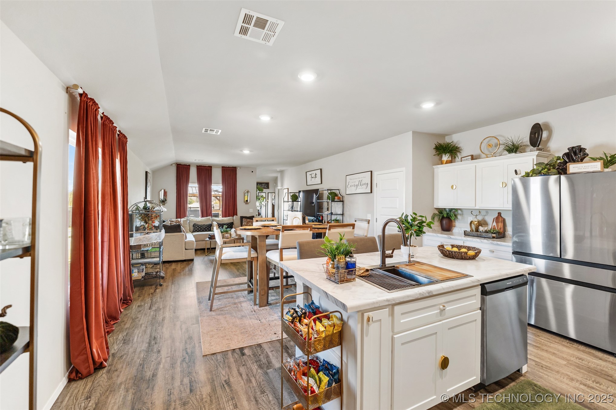 716 N Redbud Avenue Property Photo 23