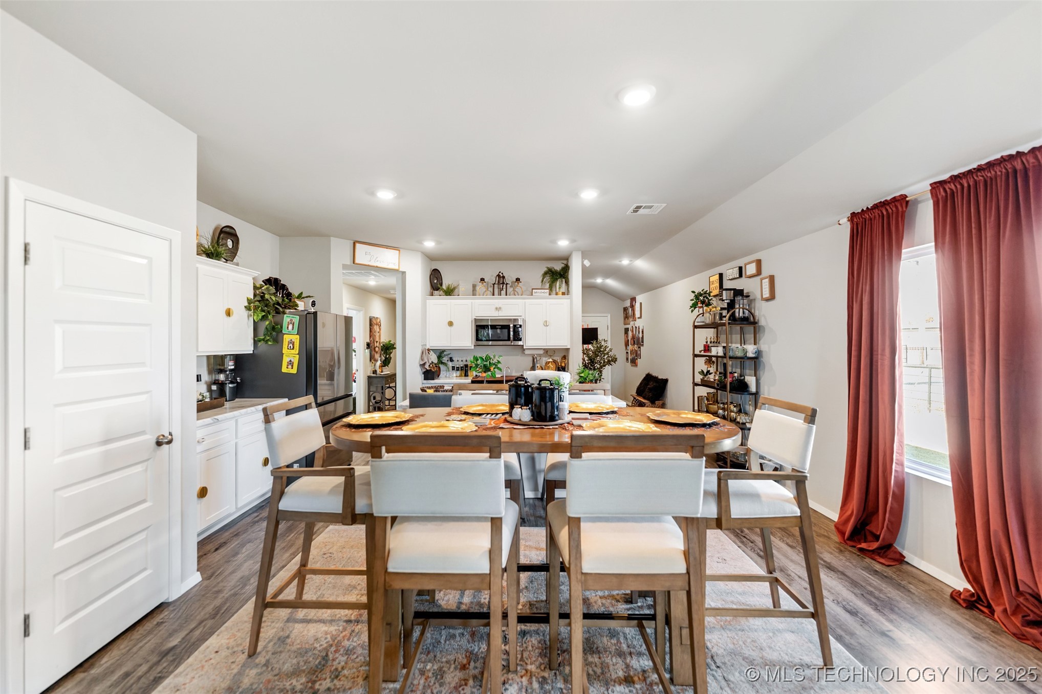 716 N Redbud Avenue Property Photo 24