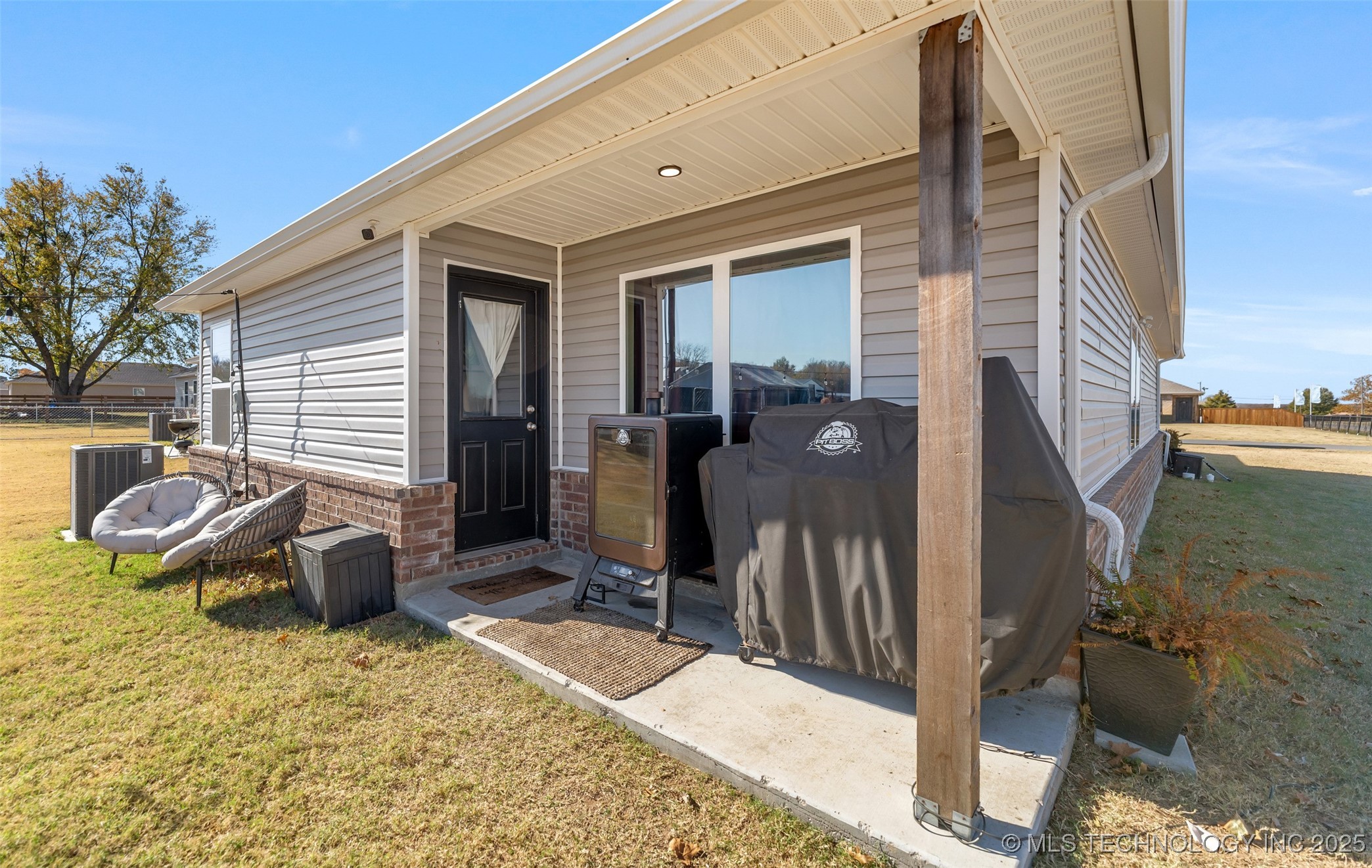 716 N Redbud Avenue Property Photo 25