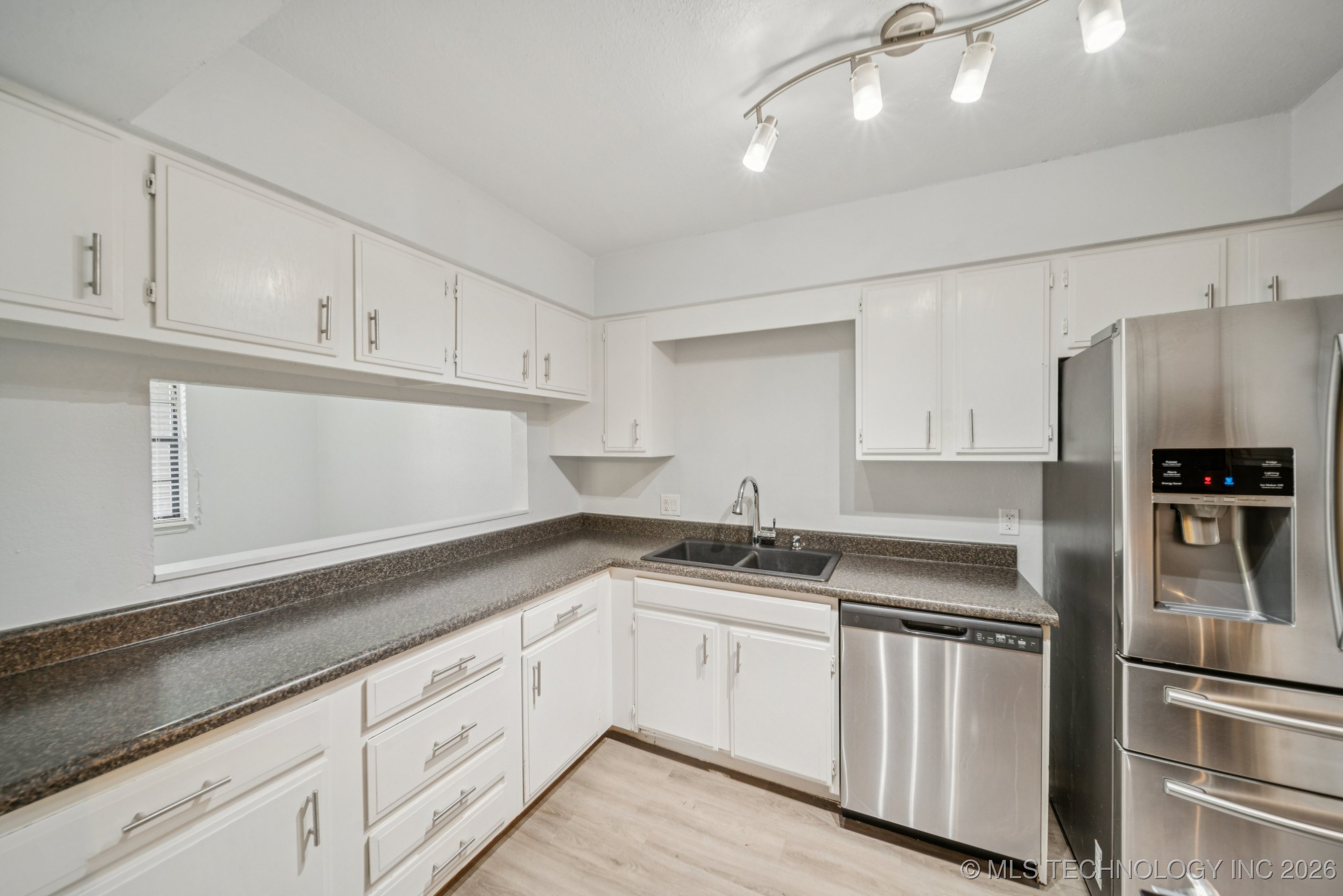 6526 S Memorial Drive D Property Photo 7