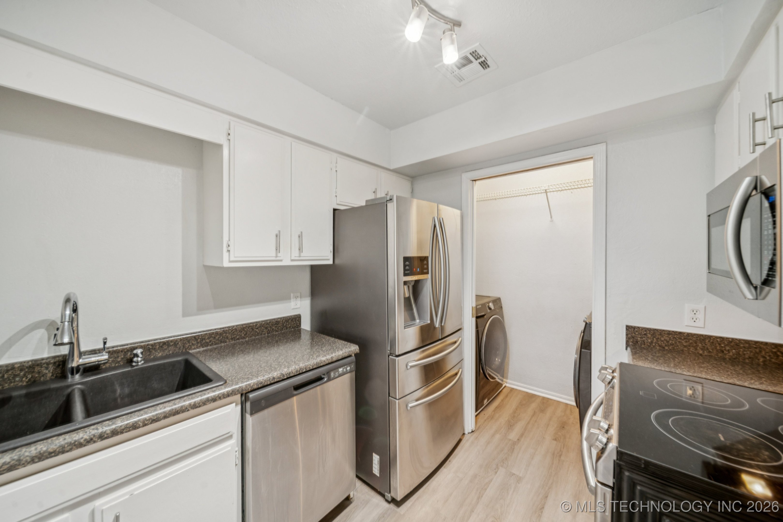 6526 S Memorial Drive D Property Photo 8