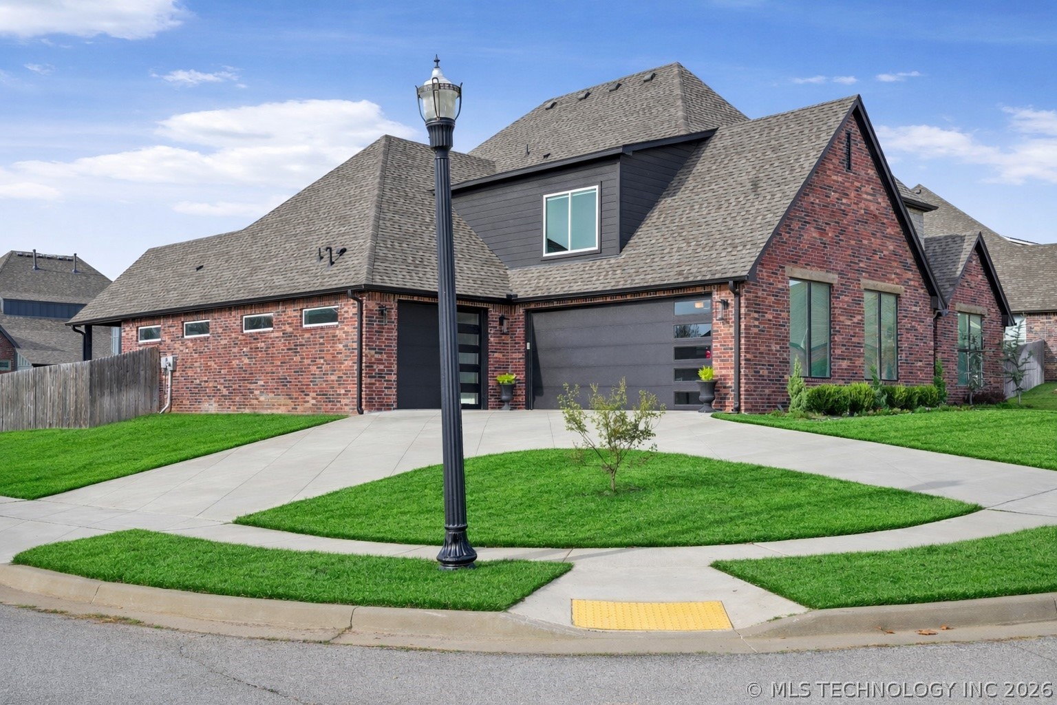 406 N 84th Place Property Photo 1