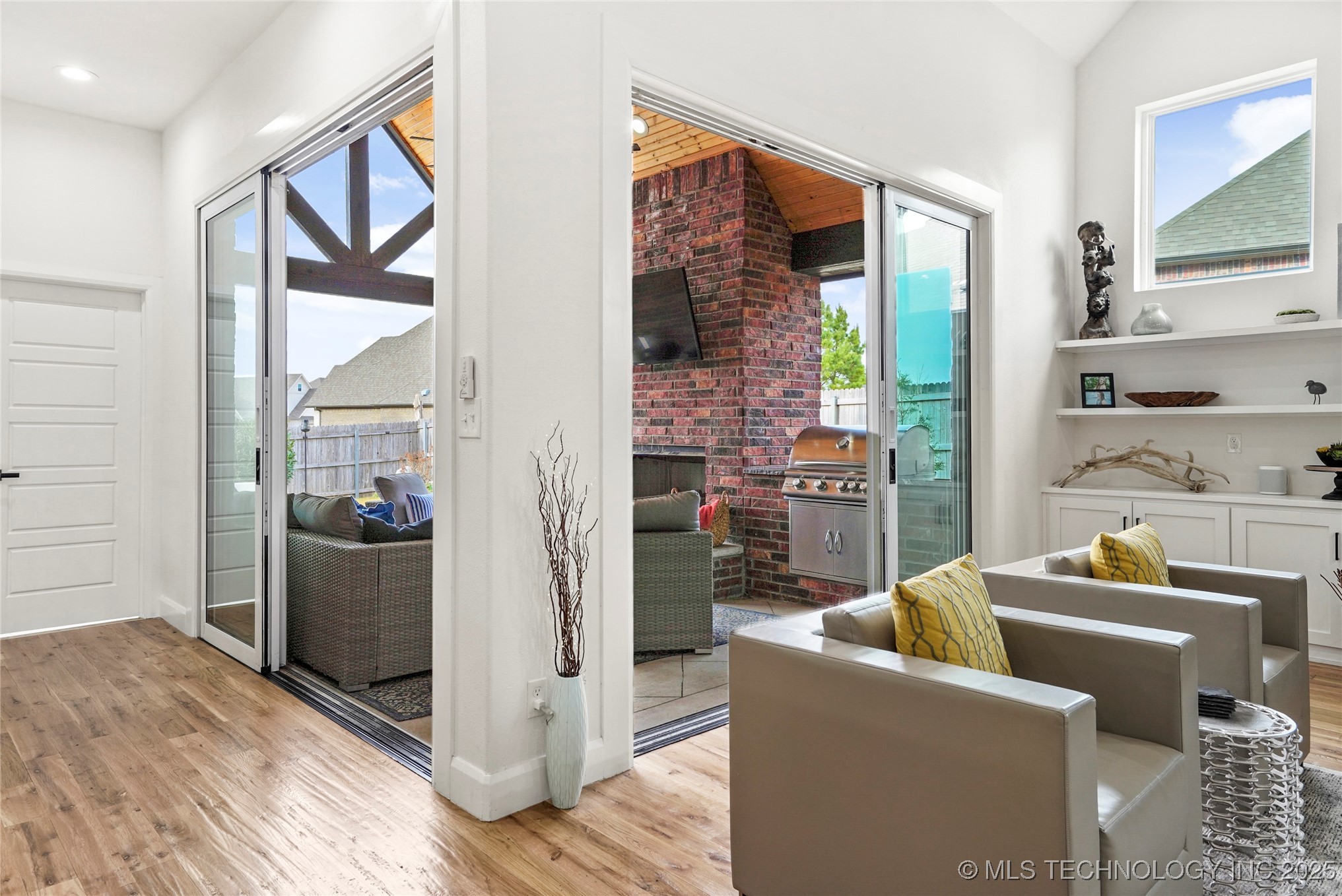 406 N 84th Place Property Photo 4