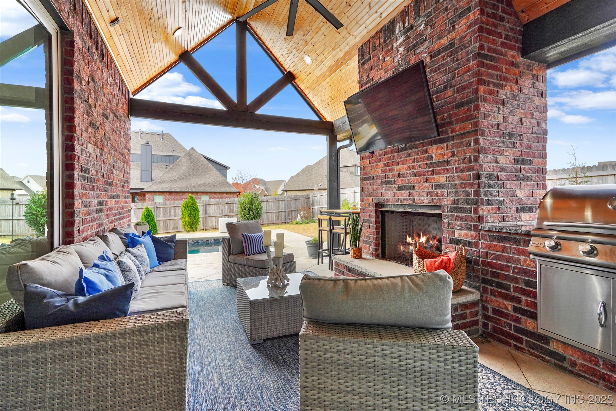 406 N 84th Place Property Photo 5